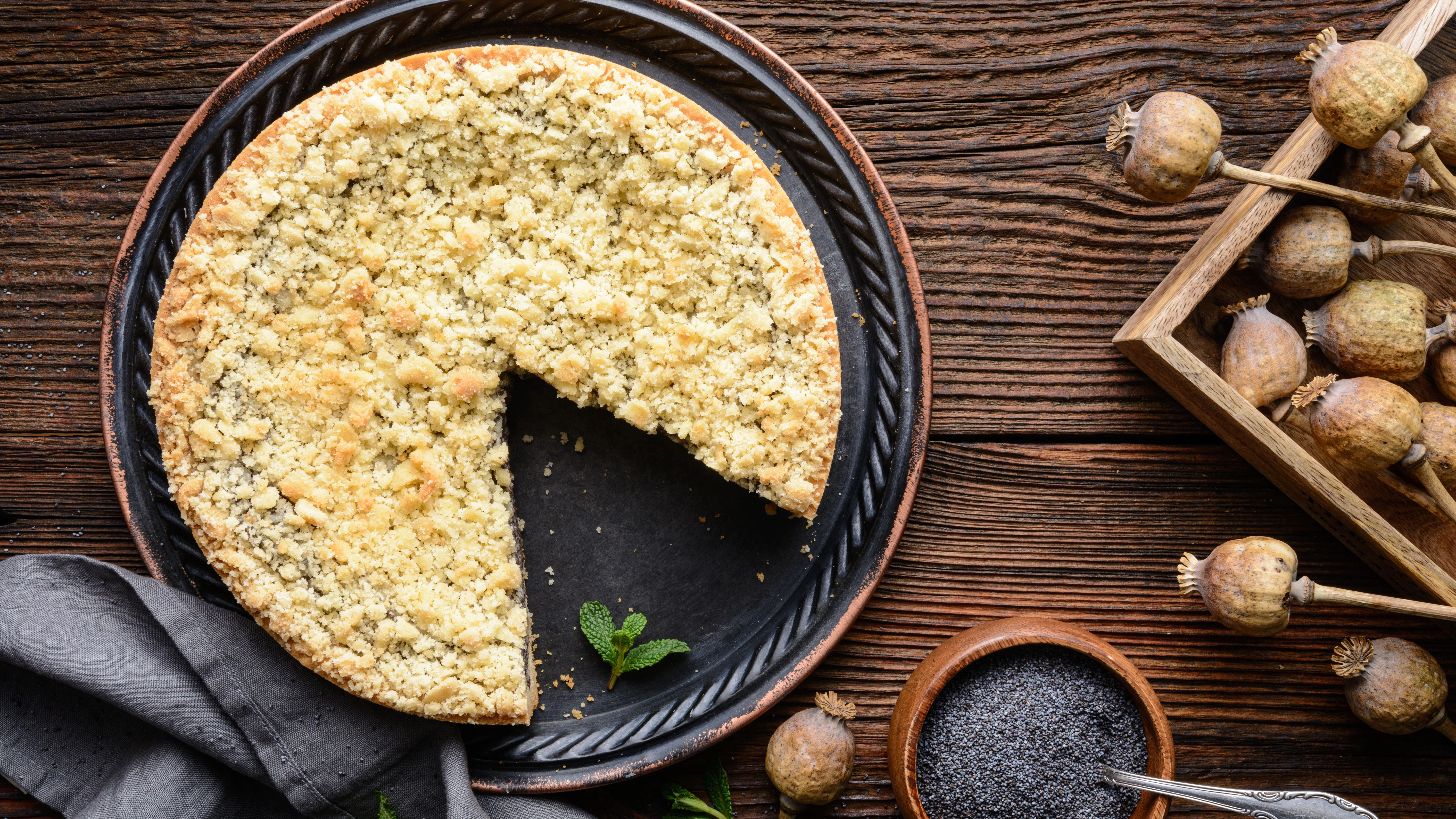 Der Thüringer Mohnkuchen wird mit einer leckeren Mohncreme mit Schmand gefüllt und mit knusprigen Streuseln getoppt. Das Rezept müssen Sie probieren!