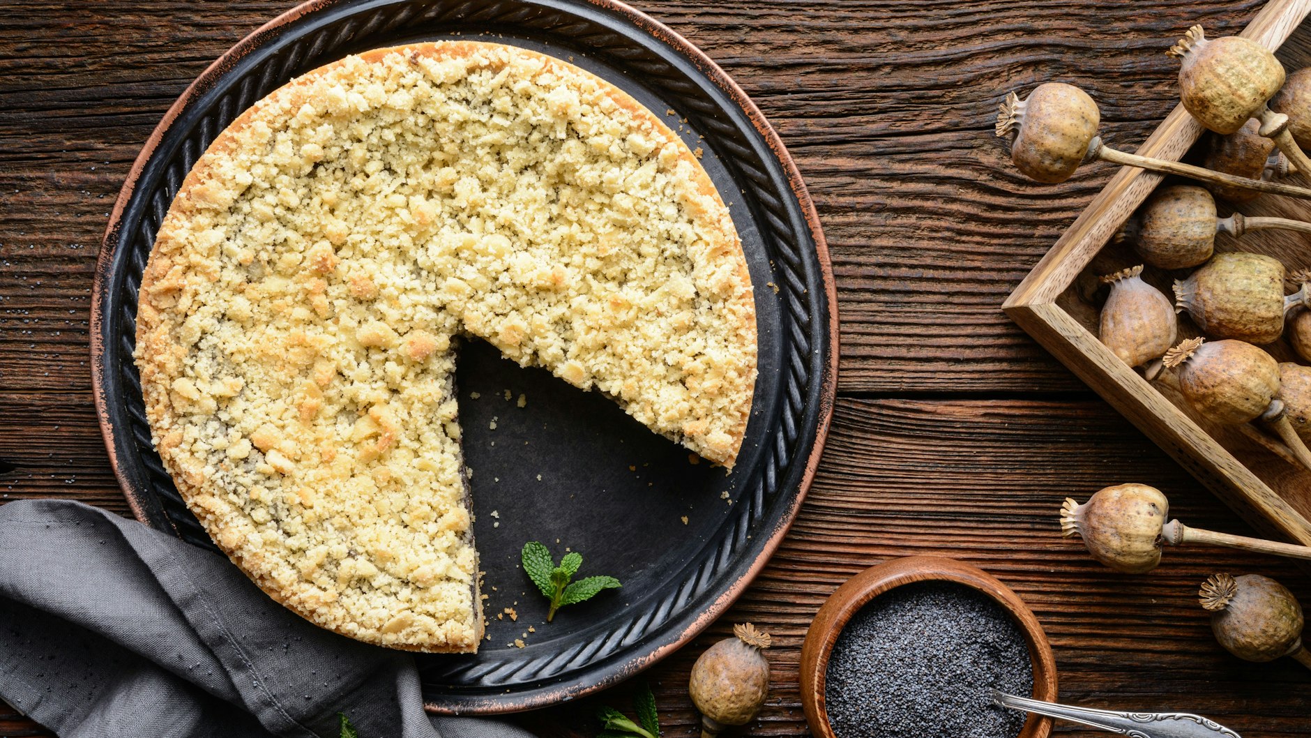 Der Thüringer Mohnkuchen wird mit einer leckeren Mohncreme mit Schmand gefüllt und mit knusprigen Streuseln getoppt. Das Rezept müssen Sie probieren!