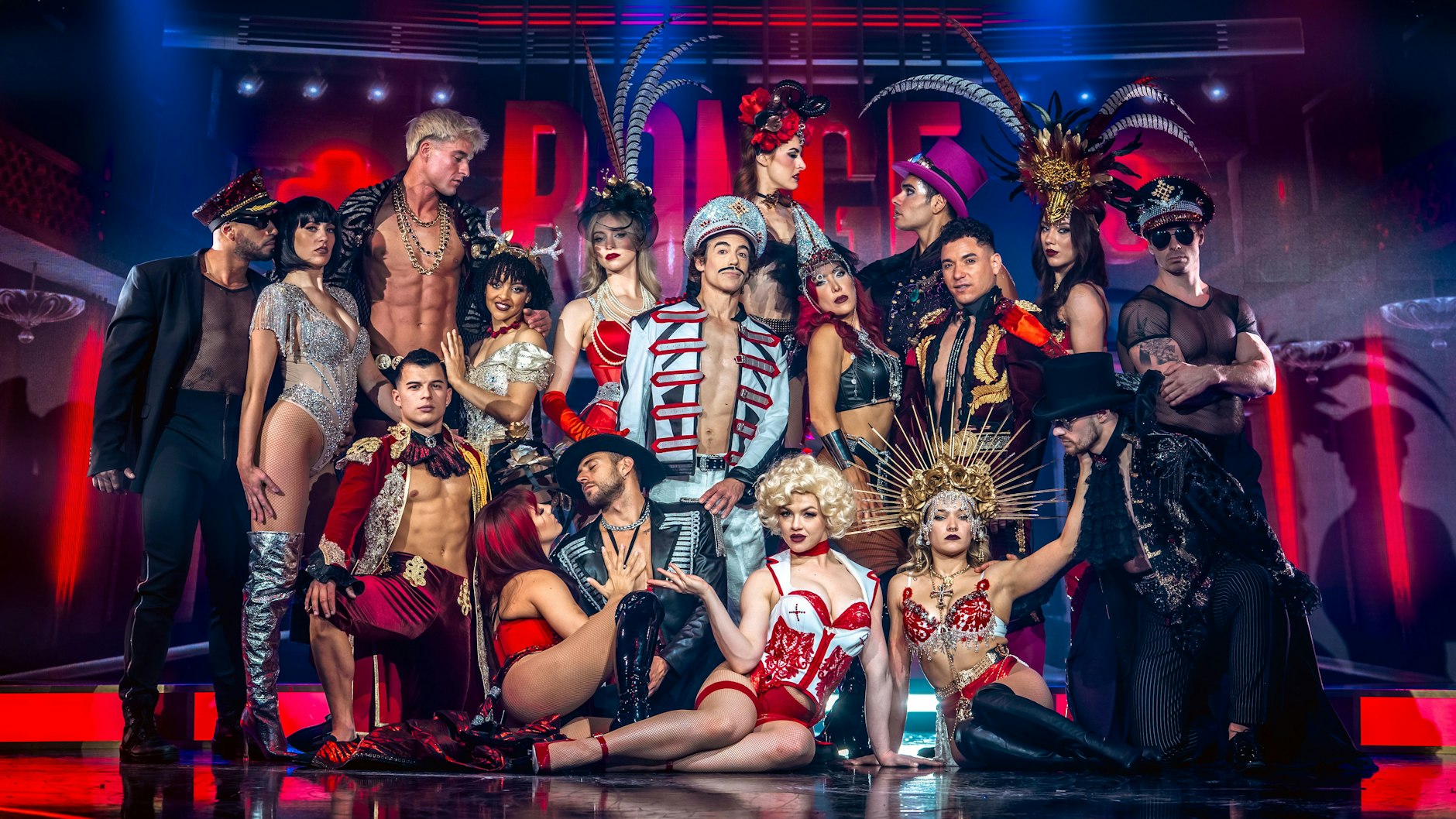 Das Ensemble der Show „Vegas Rouge“ (bis zum 9. September 2025 in Berlin).