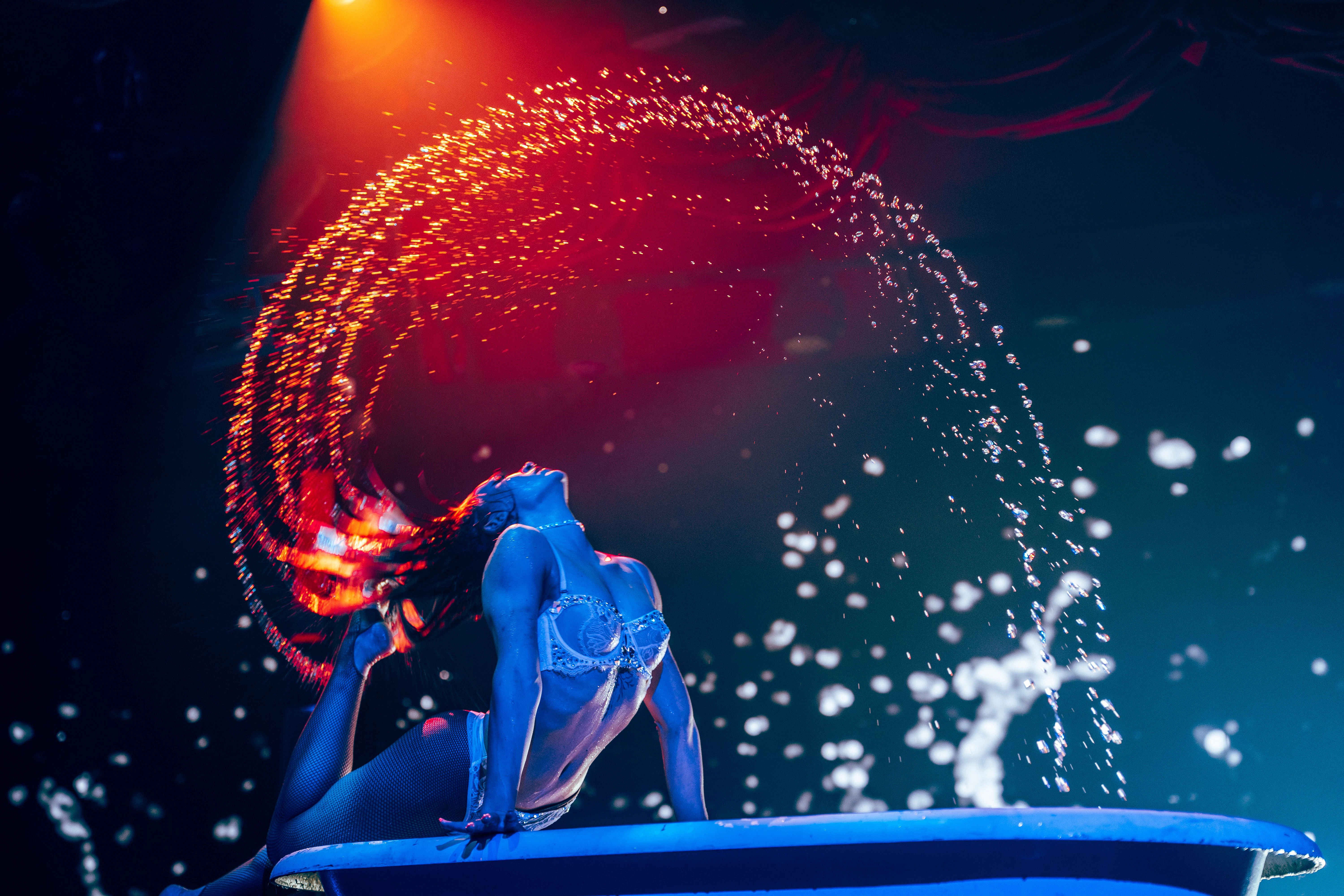 Eine Szene der Show „Vegas Rouge“ (bis zum 9. September 2025 in Berlin).