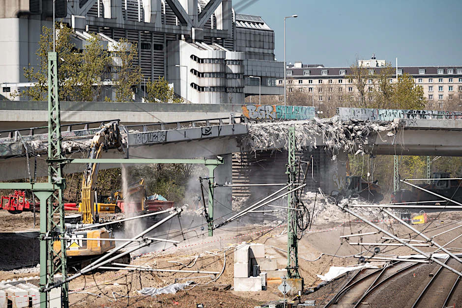 Ein erstes Teilstück der maroden Autobahnbrücke der A100 gegenüber vom ICC wird abgerissen.