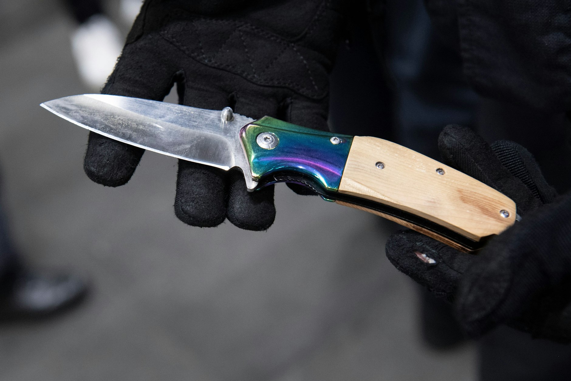 Ein Polizist zeigt in Berlin ein sichergestelltes Messer. 