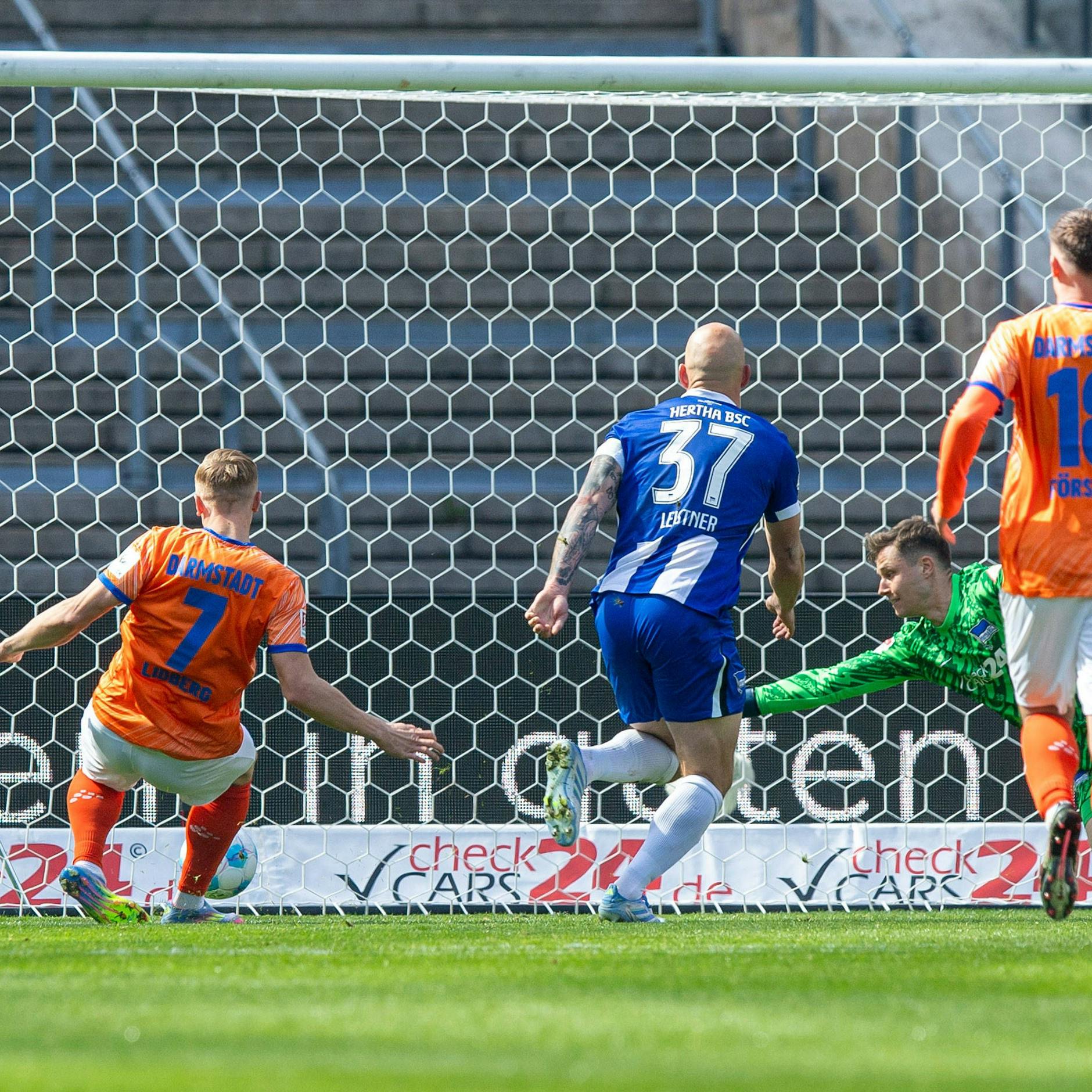 Darmstadts Stürmer Isac Lidberg staubt nach Patzer von Hertha-Keeper Tjark Ernst zum 1:0 ab.