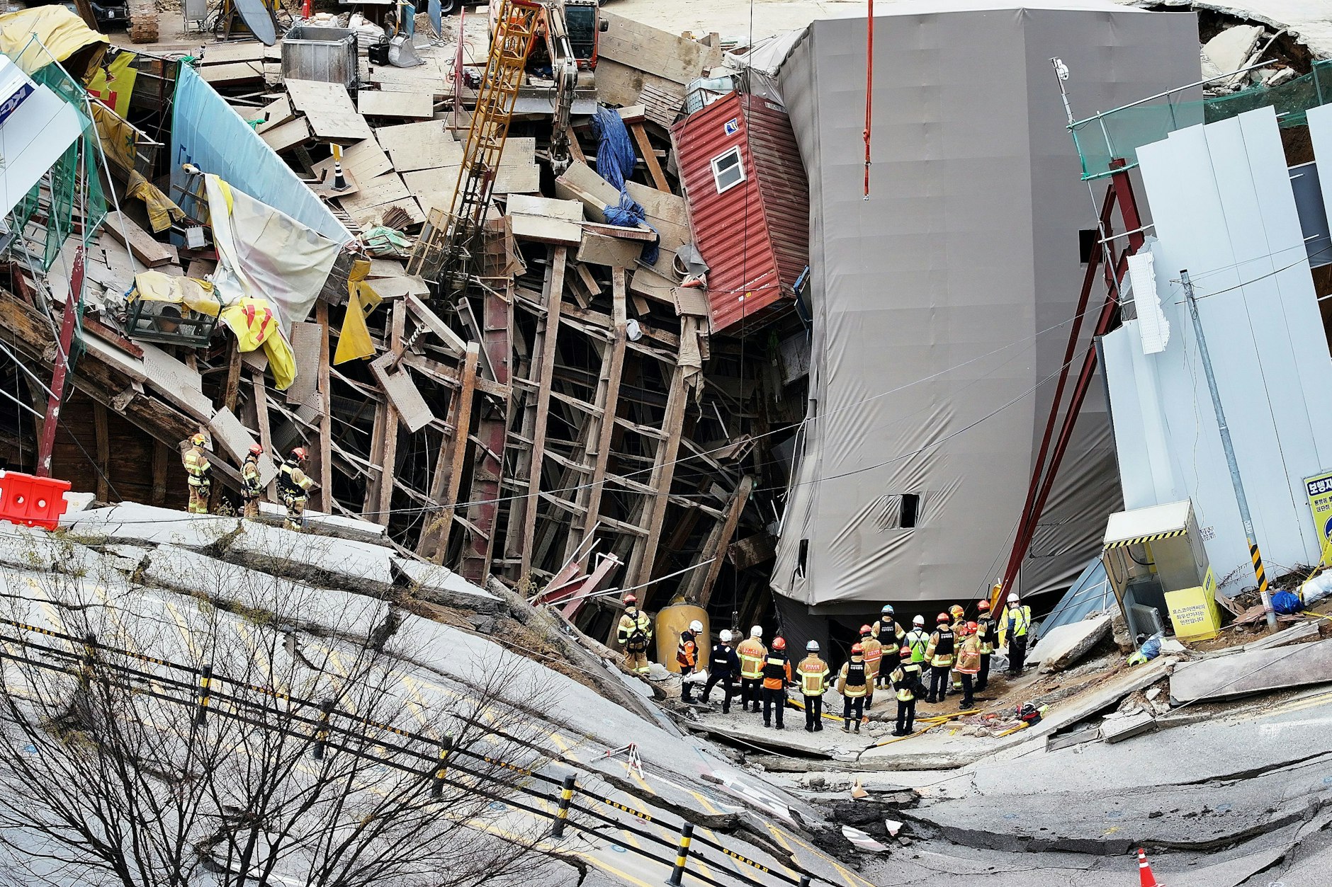 Südkoreanische Feuerwehrleute arbeiten an der Stelle einer eingestürzten U-Bahn-Baustelle in Gwangmyeong, Südkorea. 