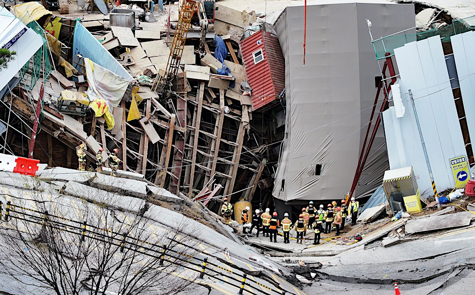 Südkoreanische Feuerwehrleute arbeiten an der Stelle einer eingestürzten U-Bahn-Baustelle in Gwangmyeong, Südkorea. 