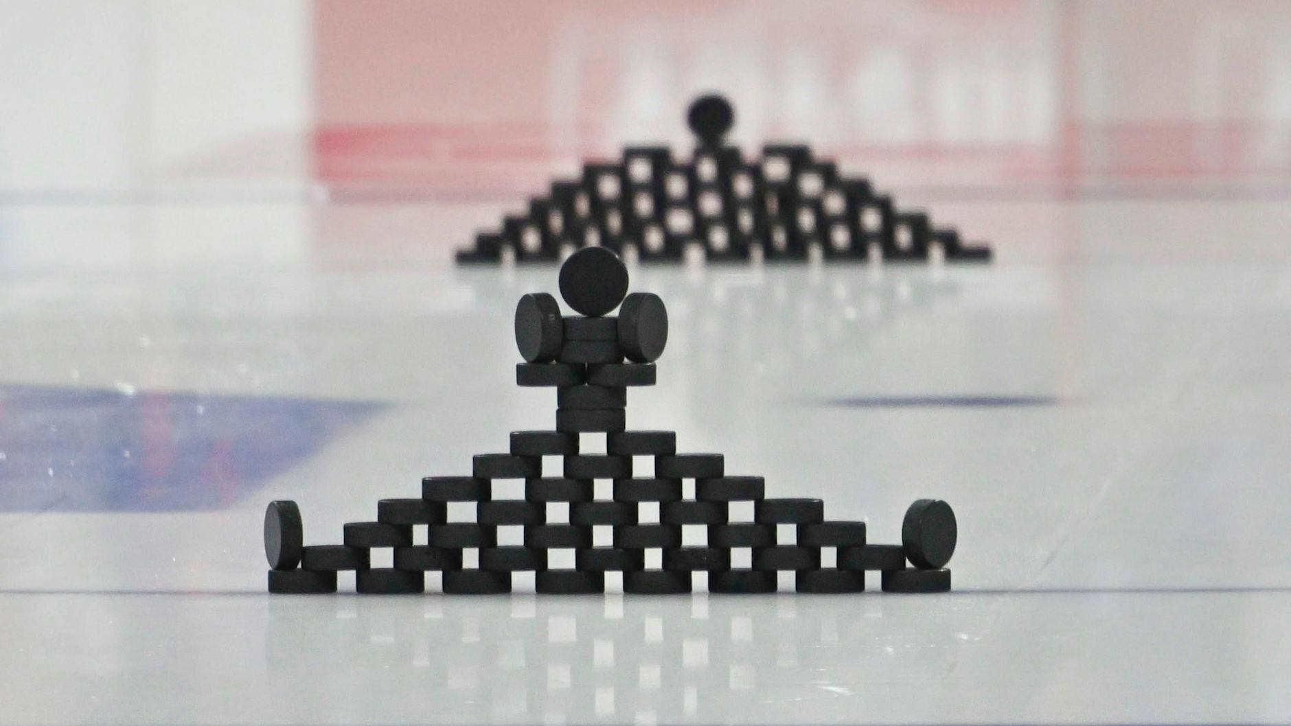 Hingucker vorm Start des letzten Halbfinal-Play-off-Spiels der Eisbären in Mannheim: Aus ganz vielen Pucks wurde eine Figur aufs Eis gezaubert.