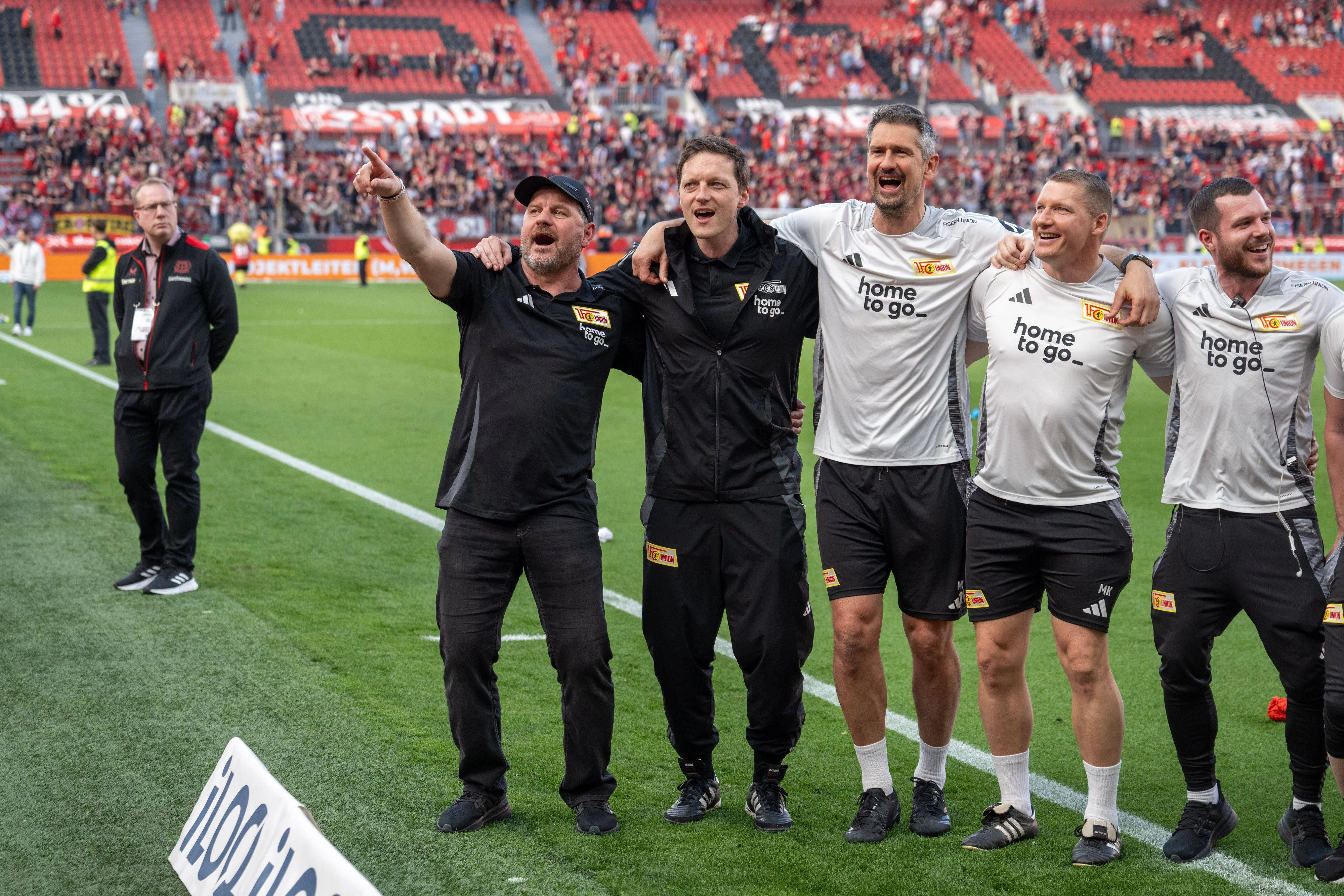 Gelöst: Chefcoach Steffen Baumgart und sein Trainerteam feiern das 0:0 in Leverkusen mit den mitgereisten Fans des 1. FC Union wie einen Sieg.