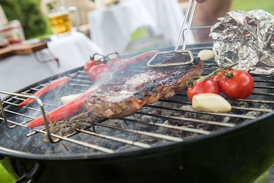 Wer auf dem Balkon grillt, sollte Rücksicht auf die Nachbarn nehmen.