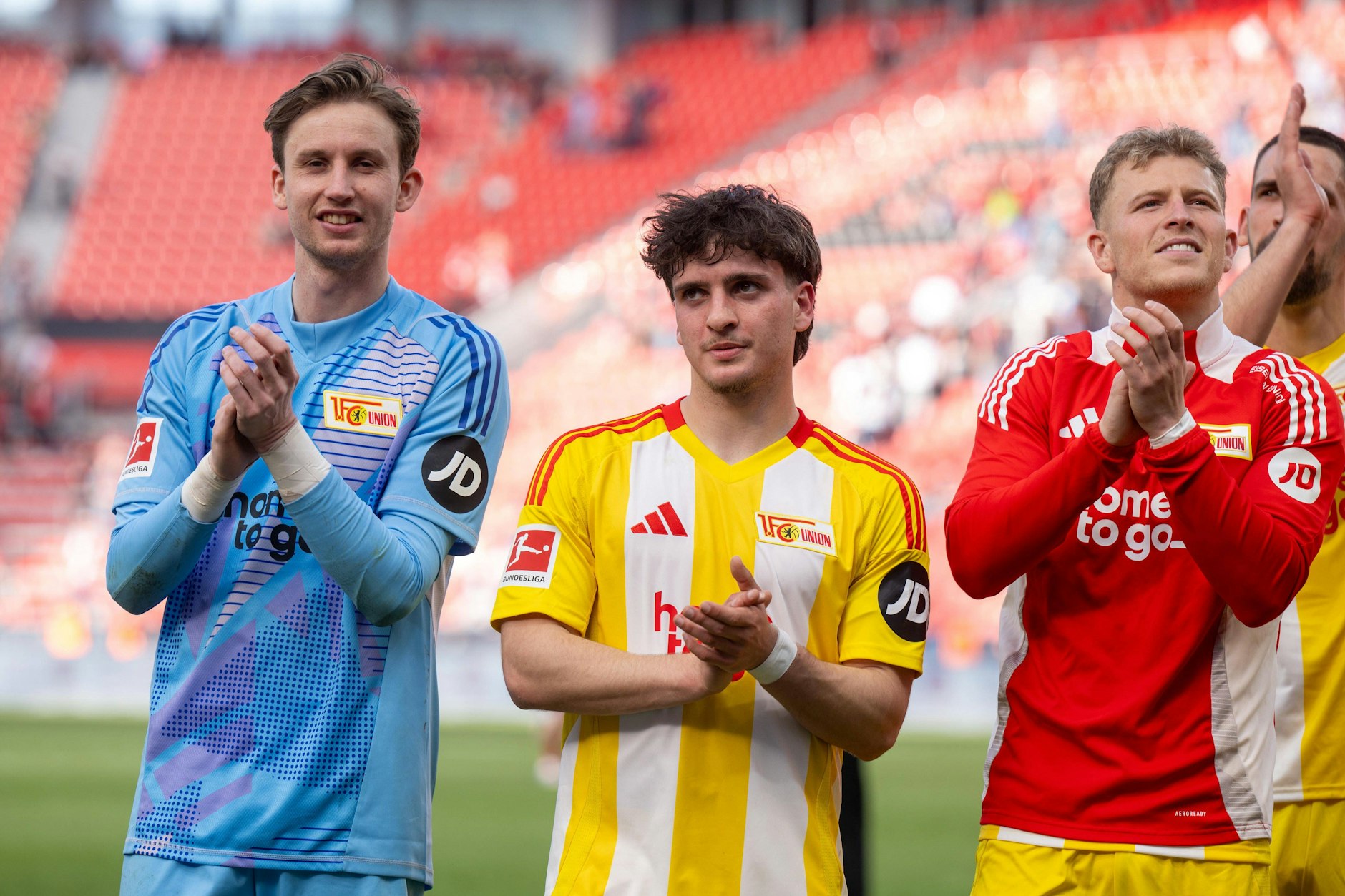Große Augen: David Preu (M., 20) wird seinen ersten Bundesliga-Einsatz im Spiel bei Bayer Leverkusen ganz sicher nicht vergessen.