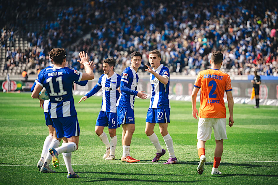 Herthas Profis konnten nur einmal jubeln, weil Darmstadts Verteidiger Vukotic ins eigene Tor traf.