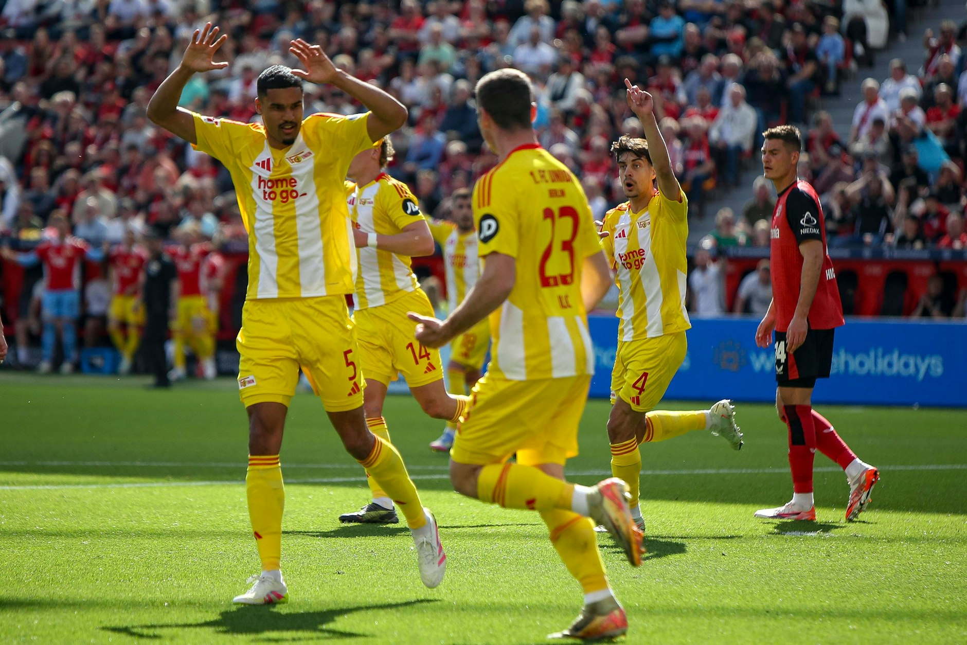 Der 1. FC Union freut sich über einen Punktgewinn in Leverkusen, auch wenn ein Tor von Stürmer Andrej Ilic wegen Abseits nicht zählte.