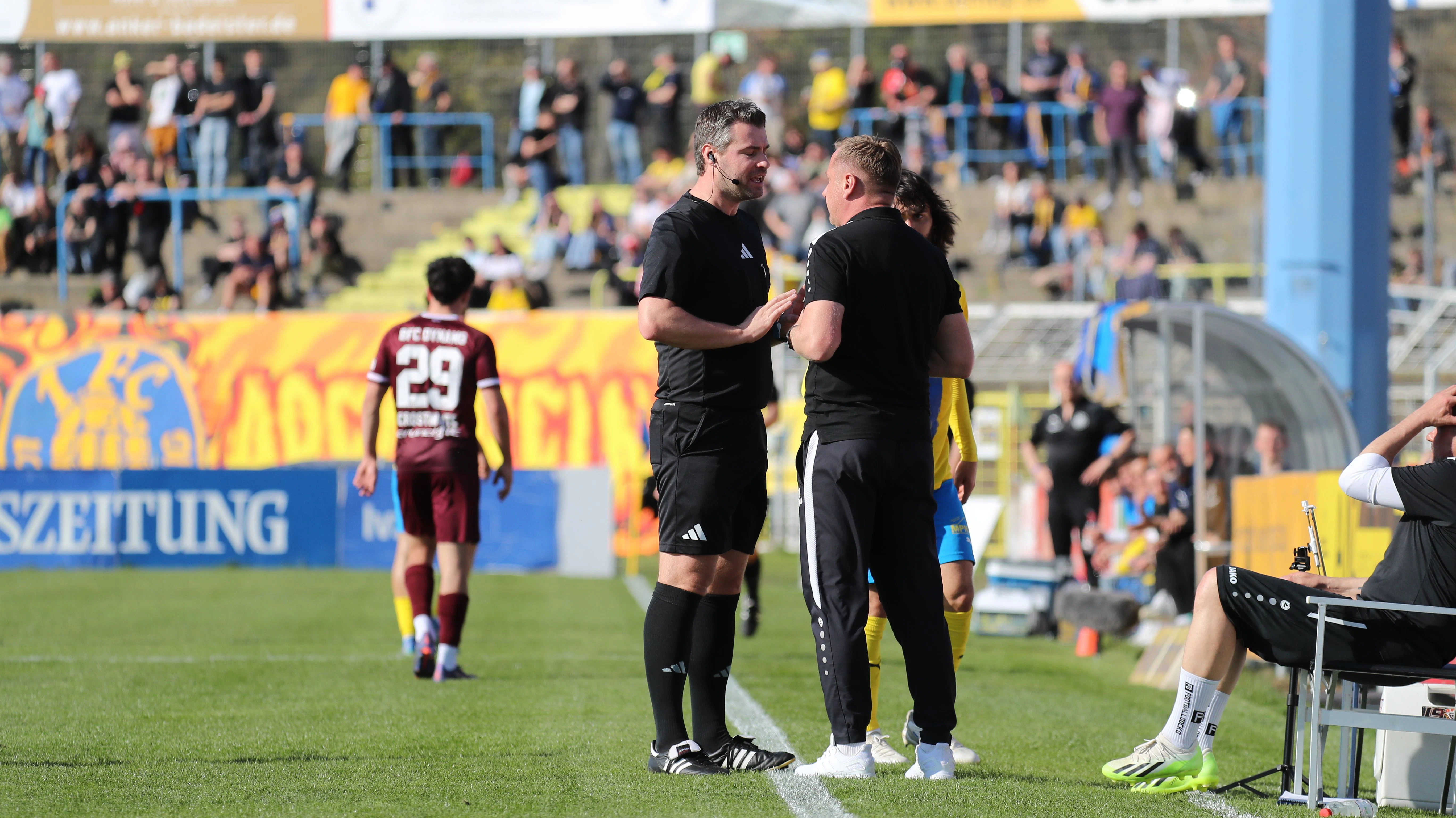BFC-Trainer Dennis Kutrieb (r.) musste da mal was mit Schiedsrichter Eugen Ostrin klären.