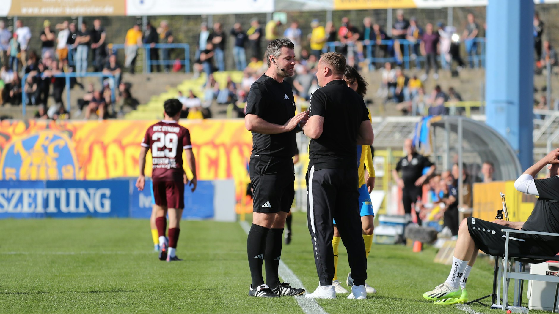 BFC-Trainer Dennis Kutrieb (r.) musste da mal was mit Schiedsrichter Eugen Ostrin klären.