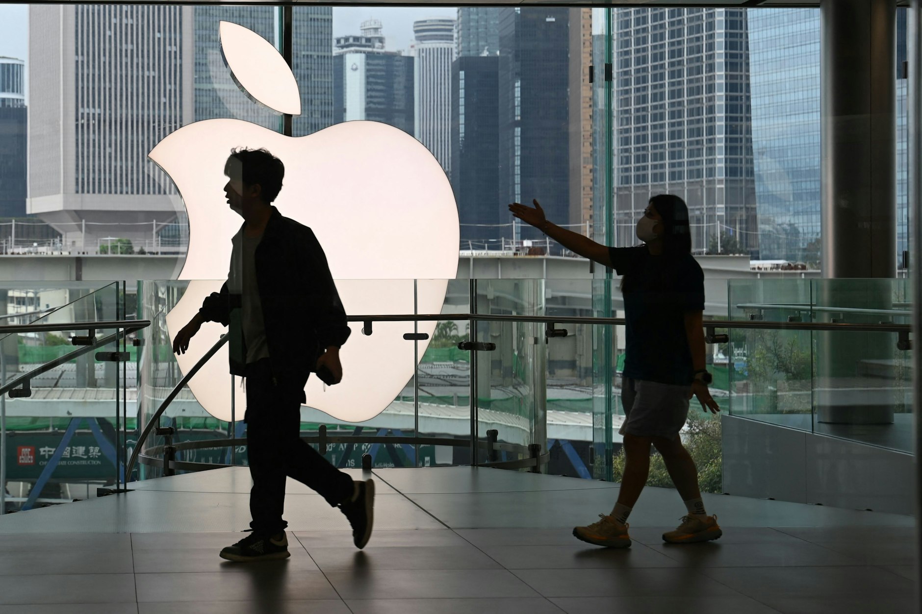 Kunden in einem Apple Store in Hongkong im April 2025.