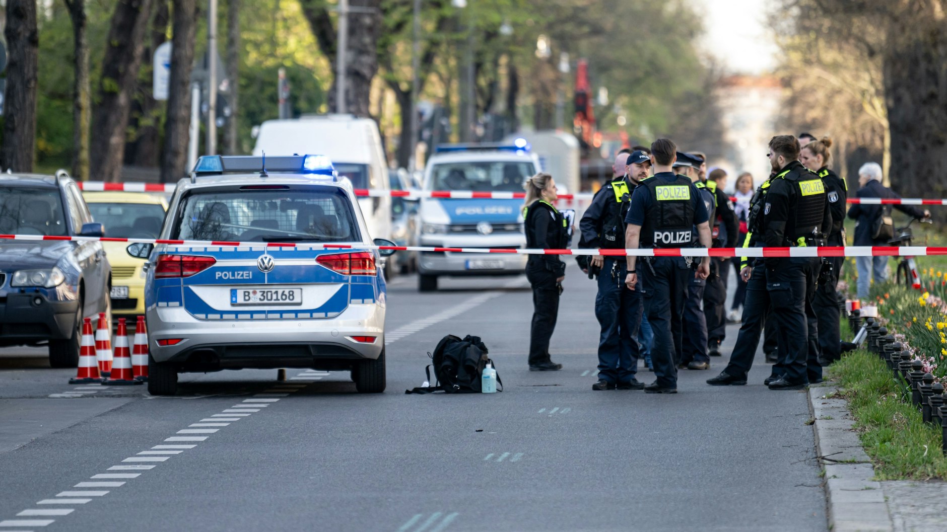 Polizisten stehen nach einer Gewalttat in einem U-Bahnhof an einem zweiten Tatort in der Schloßstraße.