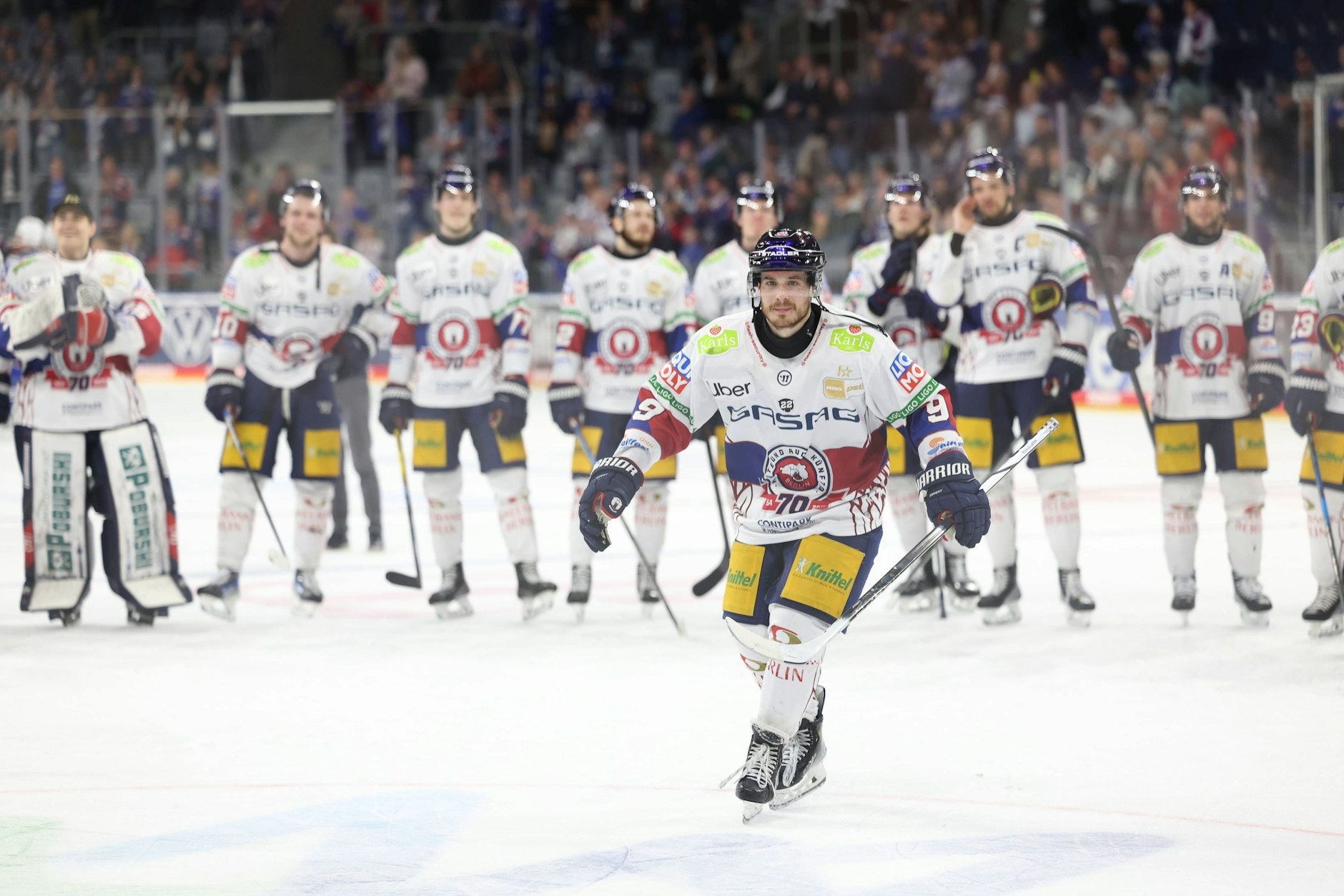 Und wieder einmal feiern die Eisbären Ty Ronning. Der Stürmer spielt eine überragende Saison.