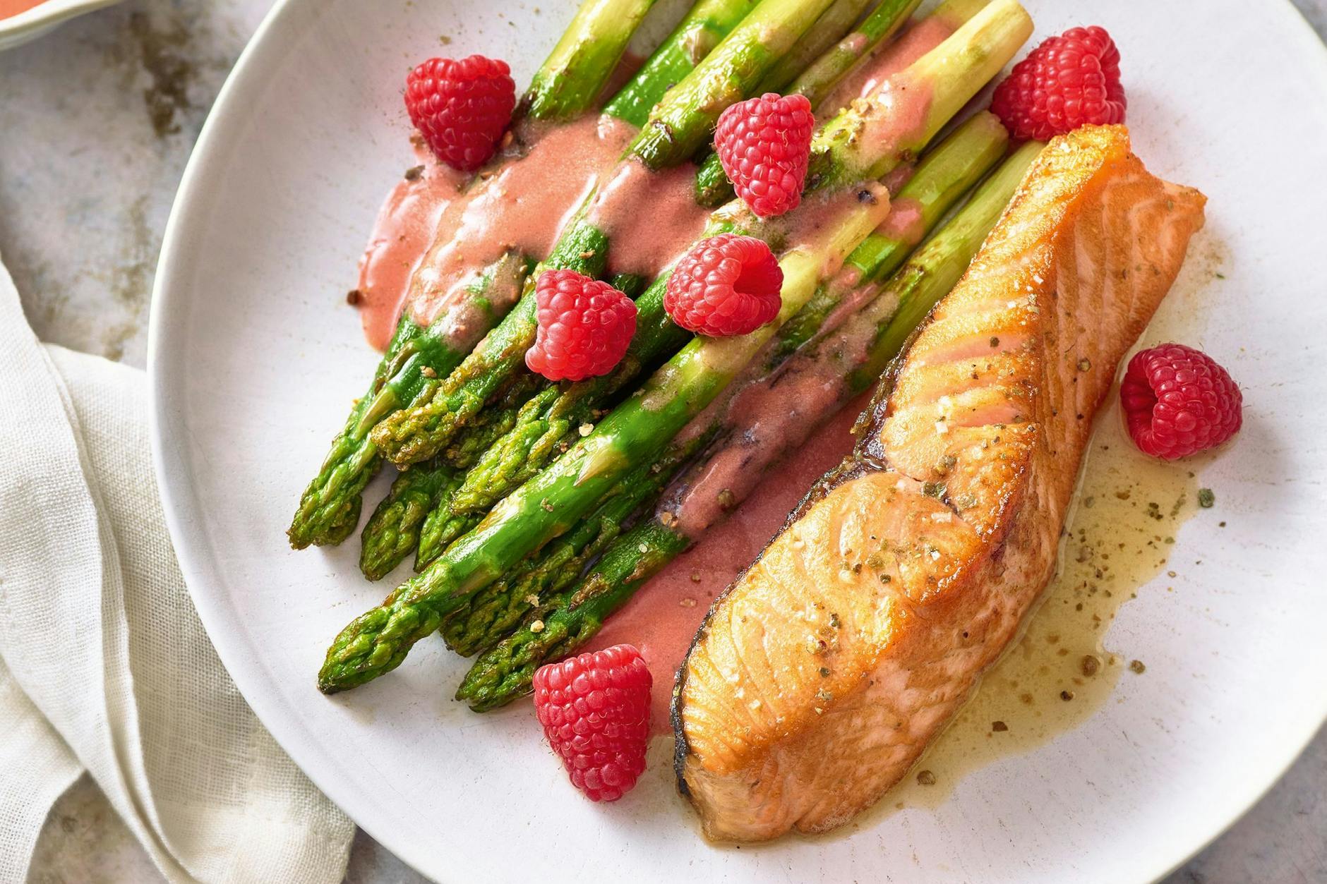 Für dieses Gericht werden grüne Spargelstangen bissfest gebraten und mit Himbeeren kombiniert - raffiniert, aber rasch zubereitet.