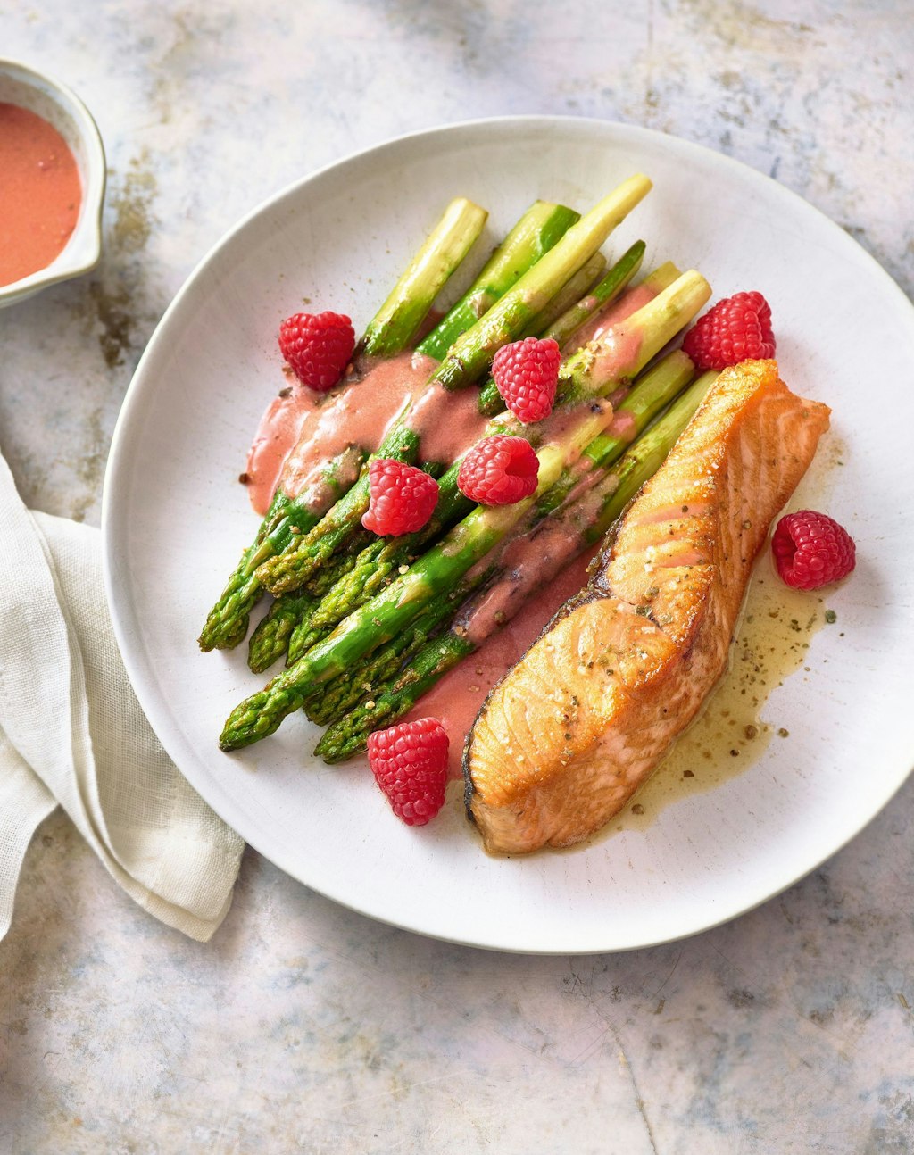 Gebratener-gr-ner-Spargel-mit-Himbeervinaigrette-und-Lachs