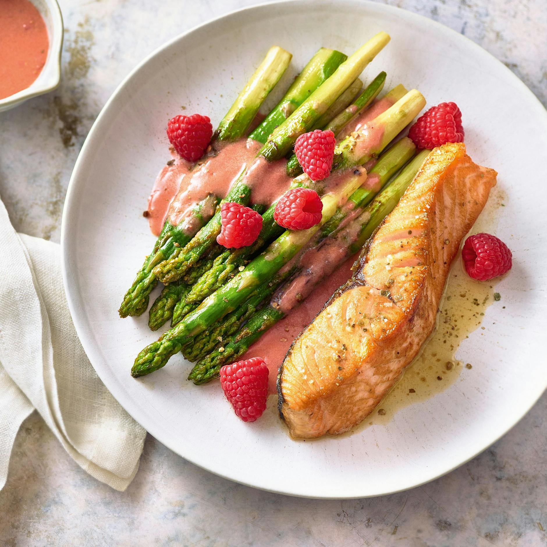 Gebratener grüner Spargel mit Himbeervinaigrette und Lachs