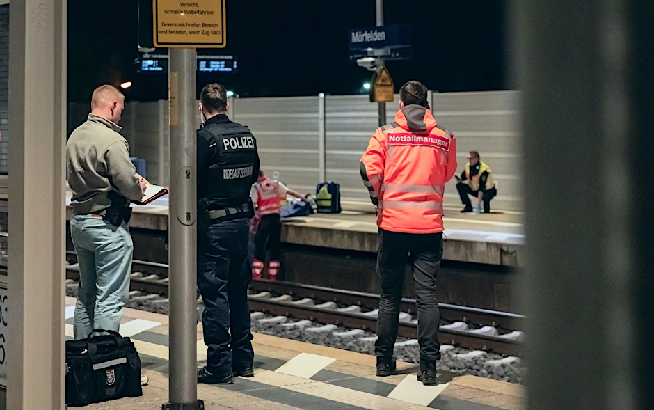Retter arbeiten am Bahnsteig des Bahnhofs in Mörfelden. Ein Mann ist von einem vorbeifahrenden Güterzug seitlich erfasst und dabei tödlich verletzt worden. Er sei zwischen dem Bahnsteig und den Gleisen liegen geblieben.