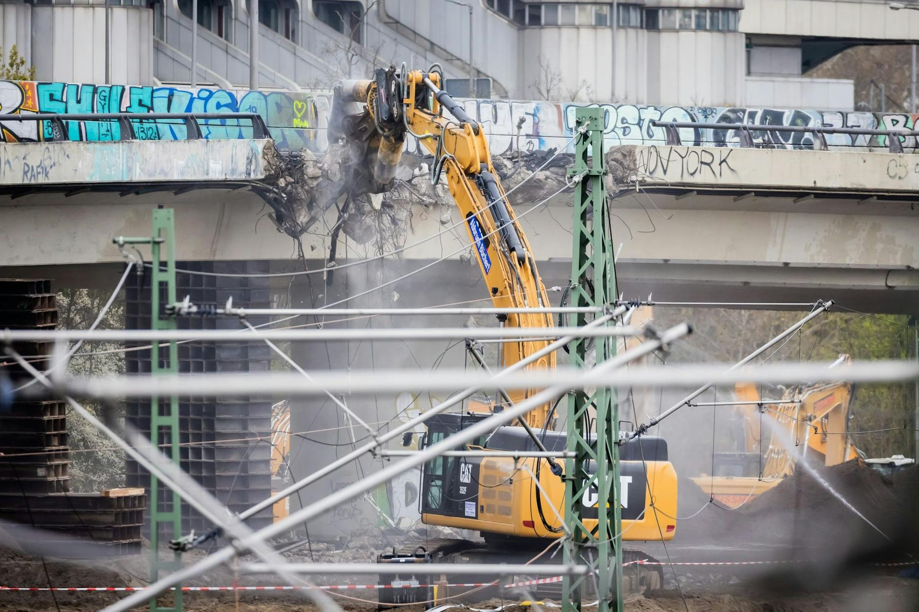 Die Ringbahnbrücke der A100 wird mit schwerem Gerät abgerissen.