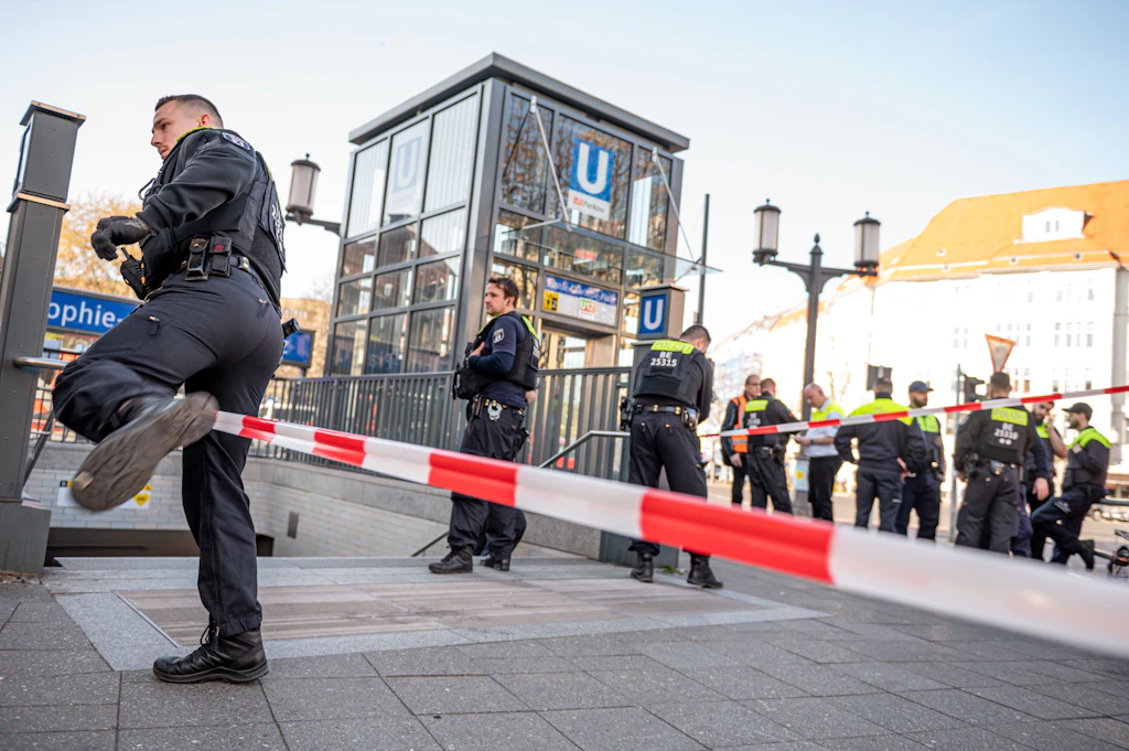 Er erstach Mann an Berliner U-Bahnhof: Angreifer nach Polizeischüssen tot