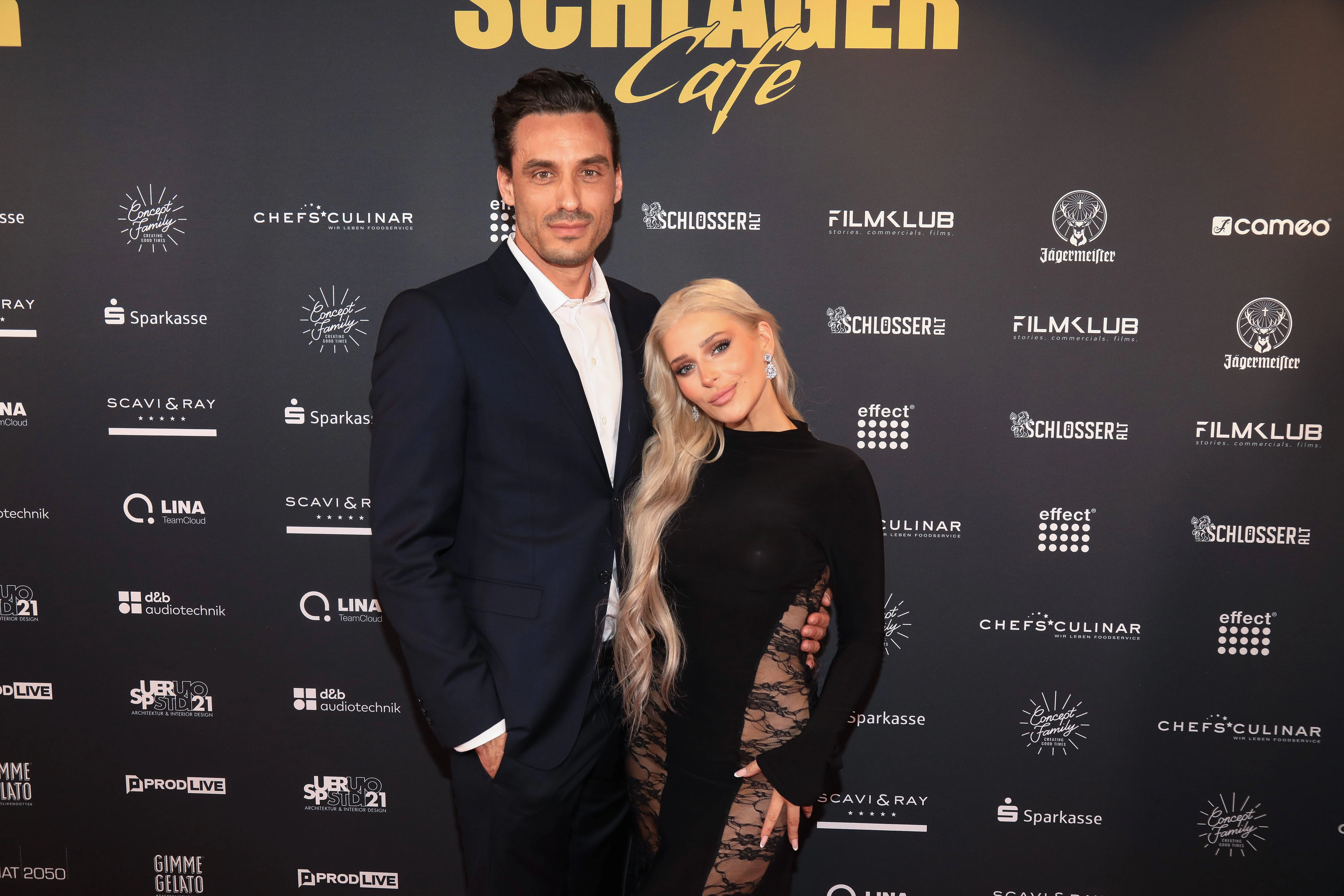 Marie Reim mit ihrem Freund Raphael Wolf auf dem Red Carpet.