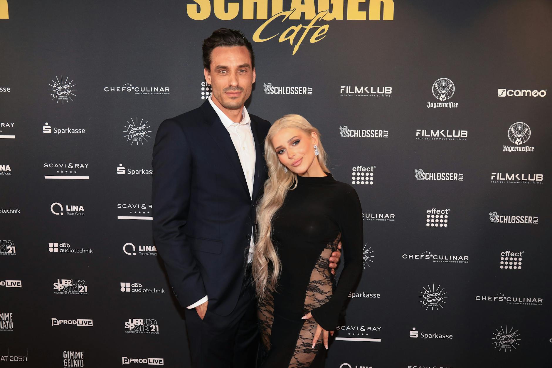Marie Reim mit ihrem Freund Raphael Wolf auf dem Red Carpet.