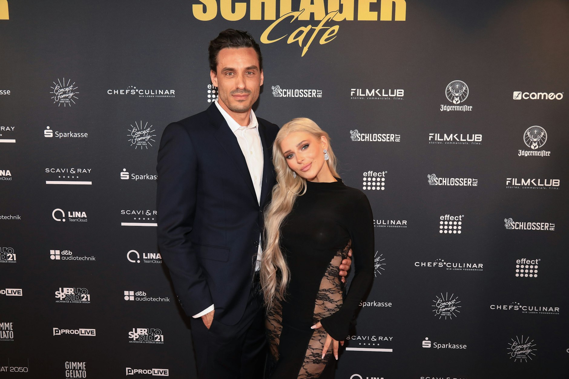Marie Reim mit ihrem Freund Raphael Wolf auf dem Red Carpet.