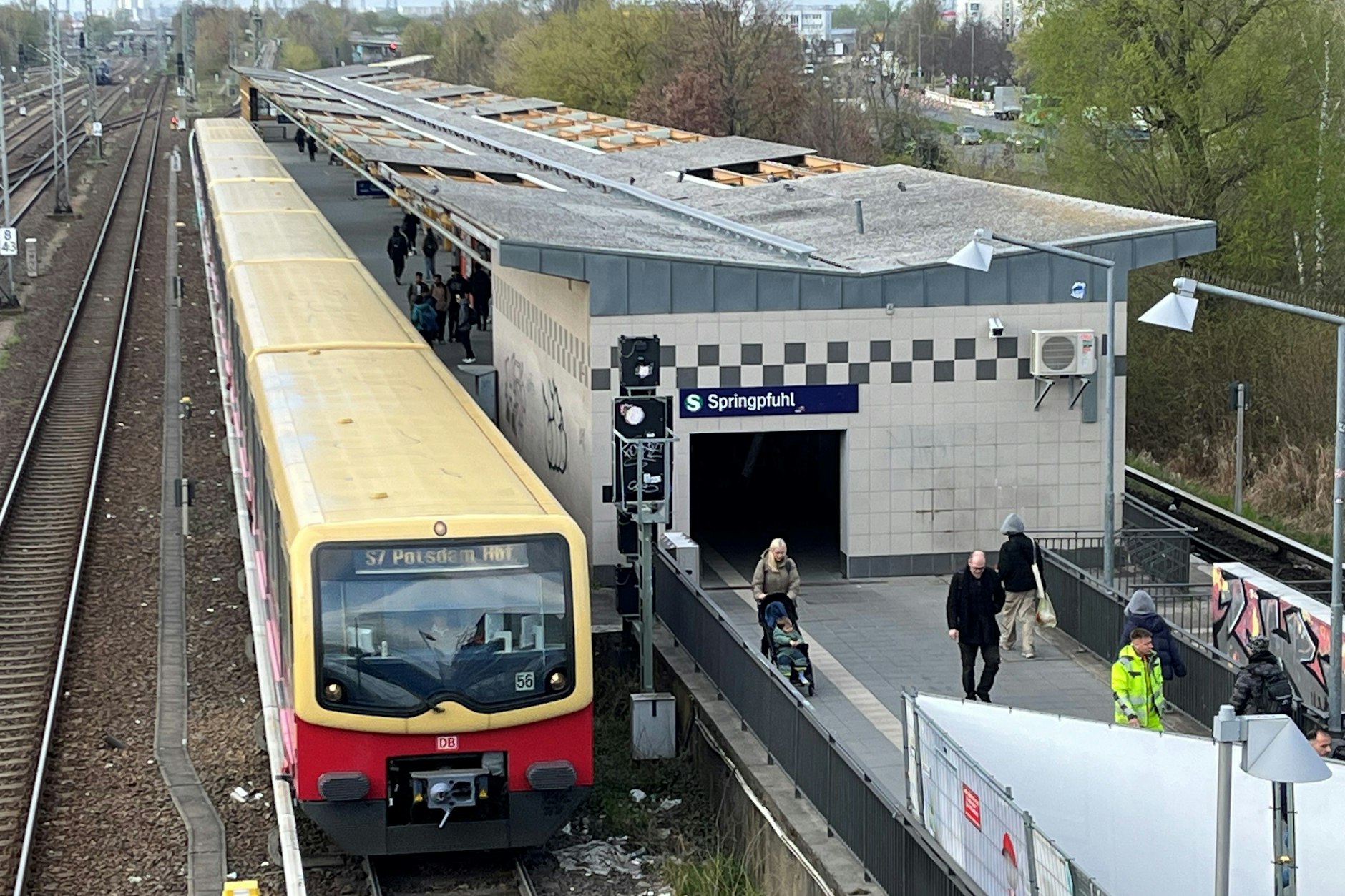 S-Bahnhof Springpfuhl: Hier soll in Zukunft die Nahverkehrstangente Ost verlaufen, die zwischen dem Karower und Grünauer Kreuz eine neue Nord-Süd-Route bilden wird. Doch nicht weit entfernt von diesem S-Bahnhof wird auf der geplanten Trasse ein Aldi-Markt gebaut.