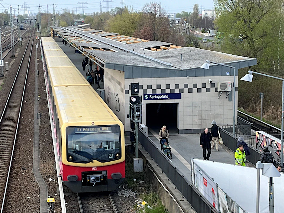 S-Bahnhof Springpfuhl: Hier soll in Zukunft die Nahverkehrstangente Ost verlaufen, die zwischen dem Karower und Grünauer Kreuz eine neue Nord-Süd-Route bilden wird. Doch nicht weit entfernt von diesem S-Bahnhof wird auf der geplanten Trasse ein Aldi-Markt gebaut.