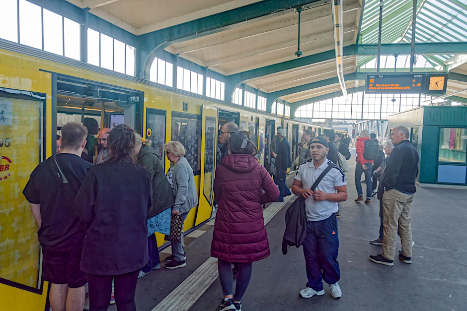 Chaos bei der BVG: Lange Wartezeiten, kürzere Züge - das Gedrängel der Menschen in den U-Bahnen ist groß.