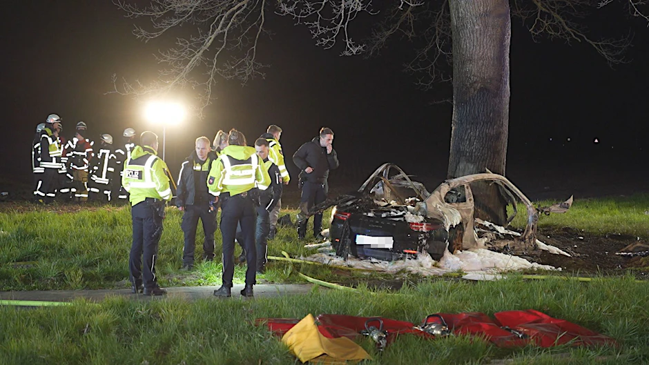 Einsatzkräfte an er Unfallstelle in Syke (Niedersachsen).&nbsp; In dem Porsche waren zwei 17-Jährige unterwegs. Der Sportwagen krachte gegen einen Baum, ging in Flammen auf.