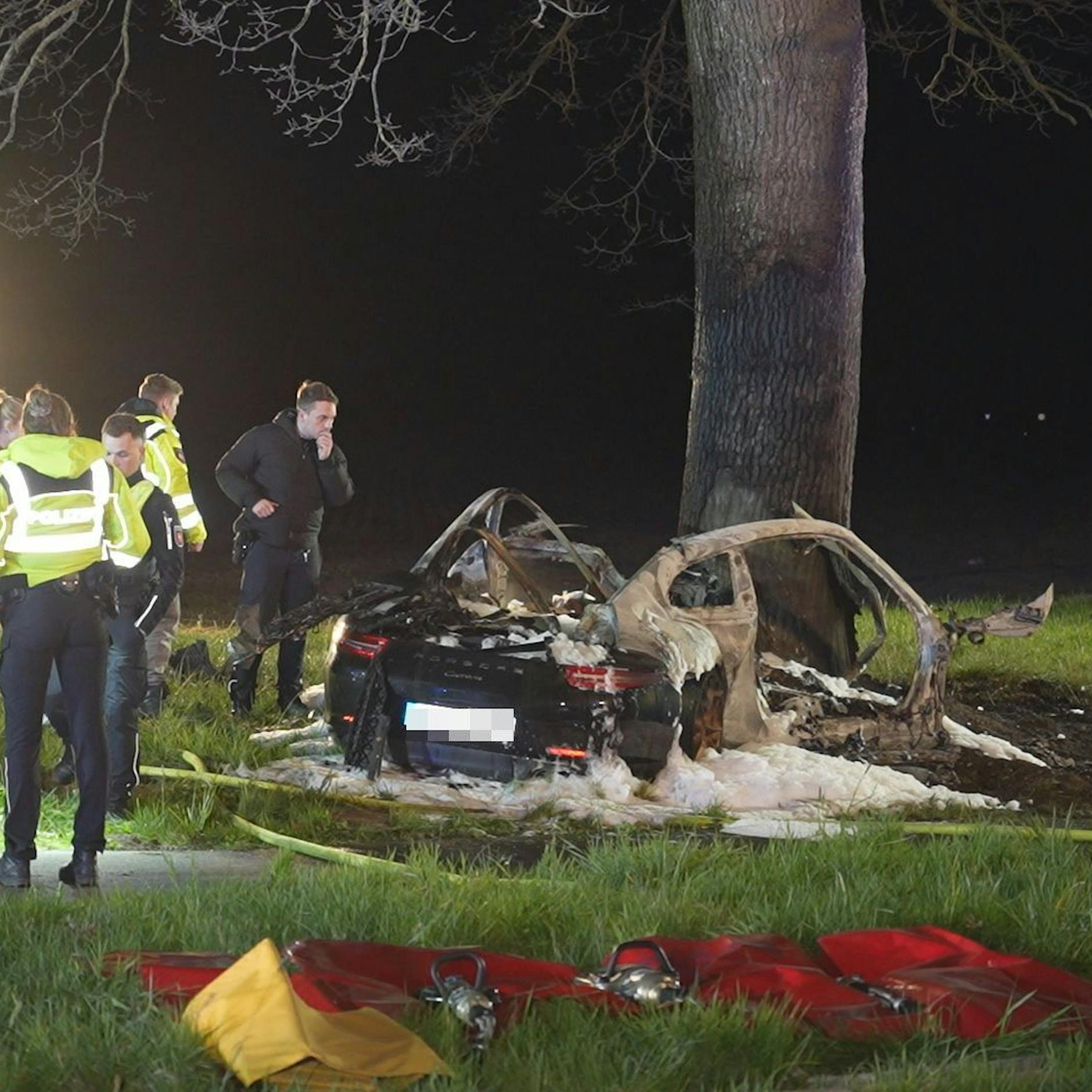 Unfall-Drama: Zwei 17-Jährige verbrennen in diesem Porsche