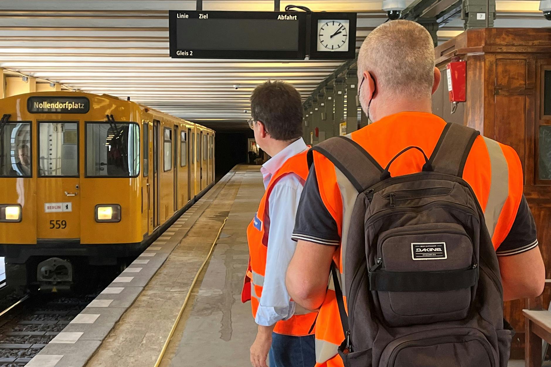 Auf der Linie U4 fährt ein Zug in den U-Bahnhof Rathaus Schöneberg ein. Mit 2,9 Kilometern und fünf Stationen ist die Strecke in Schöneberg die kürzeste reguläre U-Bahn-Linie in Berlin.