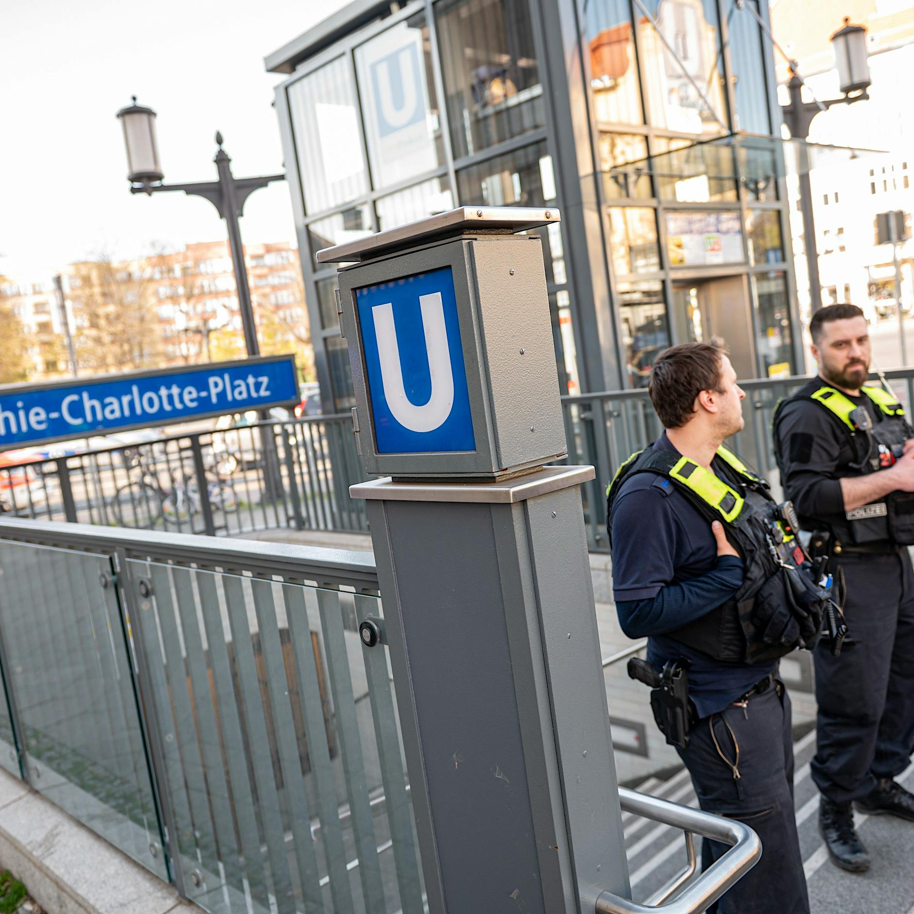 Syrer tötet Mann im U-Bahnhof Sophie-Charlotte-Platz mit dem Messer und stirbt nach Polizeischüssen – Motiv unklar