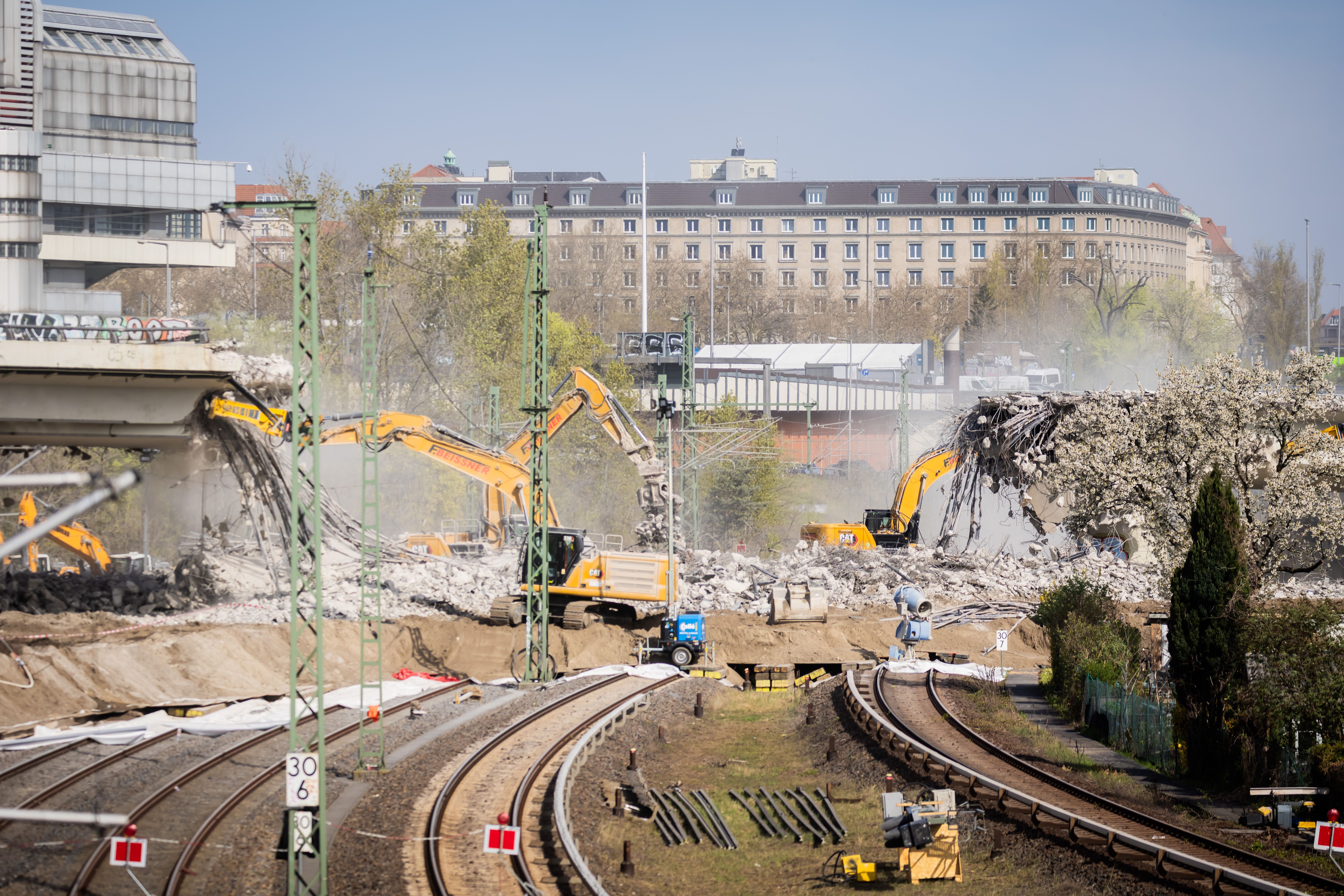 Erstes Brücken-Teil auf A100 weg: Fährt Ringbahn schon zu Ostern wieder?
