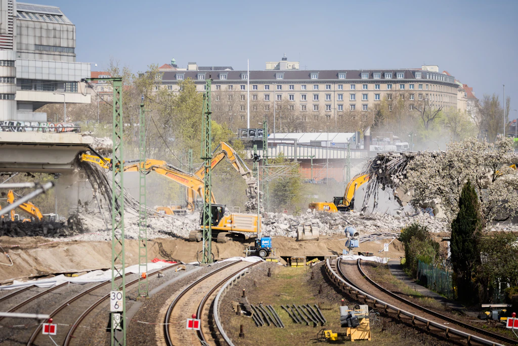 Erstes Brücken-Teil auf A100 weg: Fährt Ringbahn schon zu Ostern wieder?