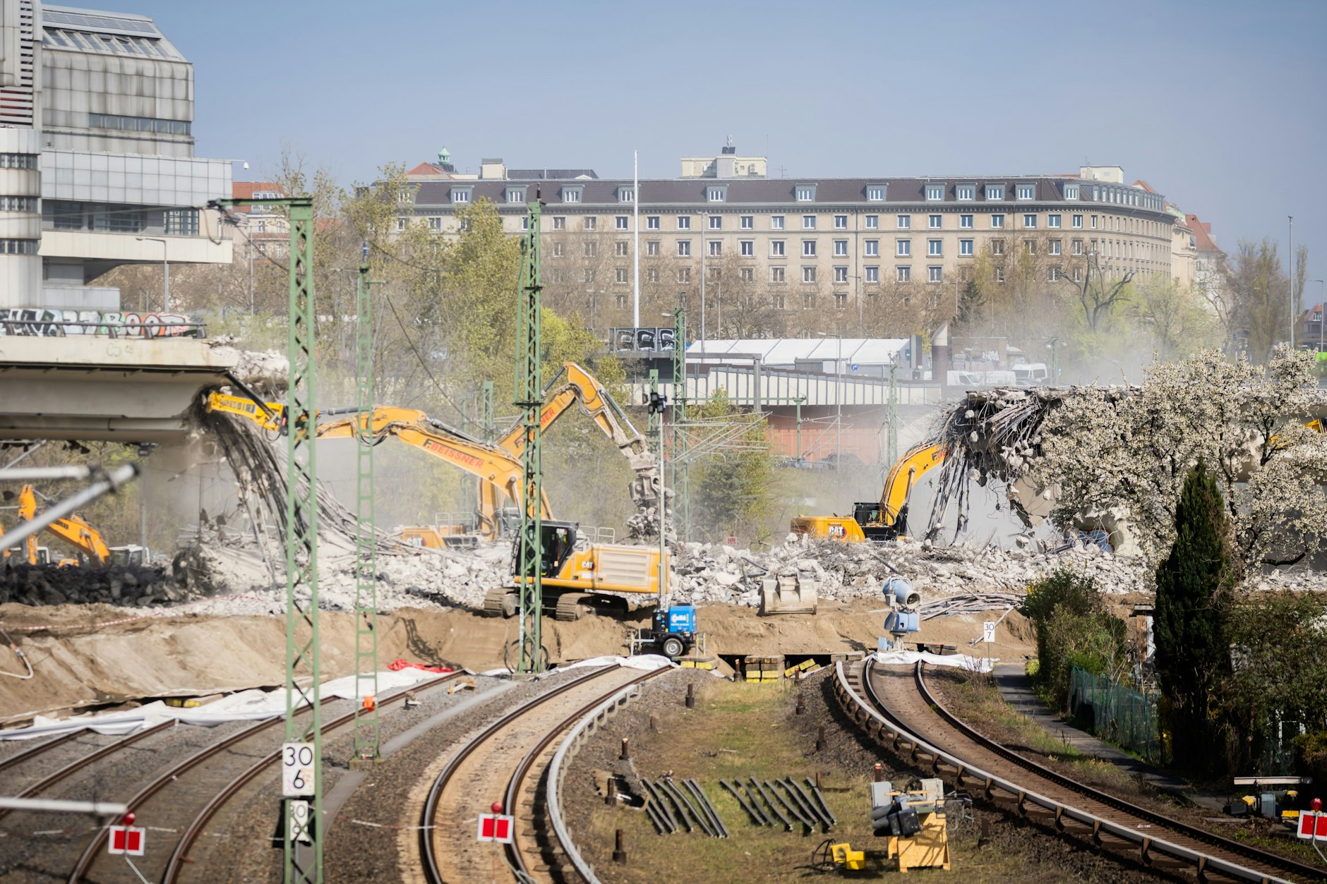 Das erste große Betonteil der maroden Ringbahnbrücke A100 ist weg. Der Betonschutt wird jetzt abgetragen, damit bald wieder die S-Bahn auf diesem Teil der Ringbahn wieder fahren kann.