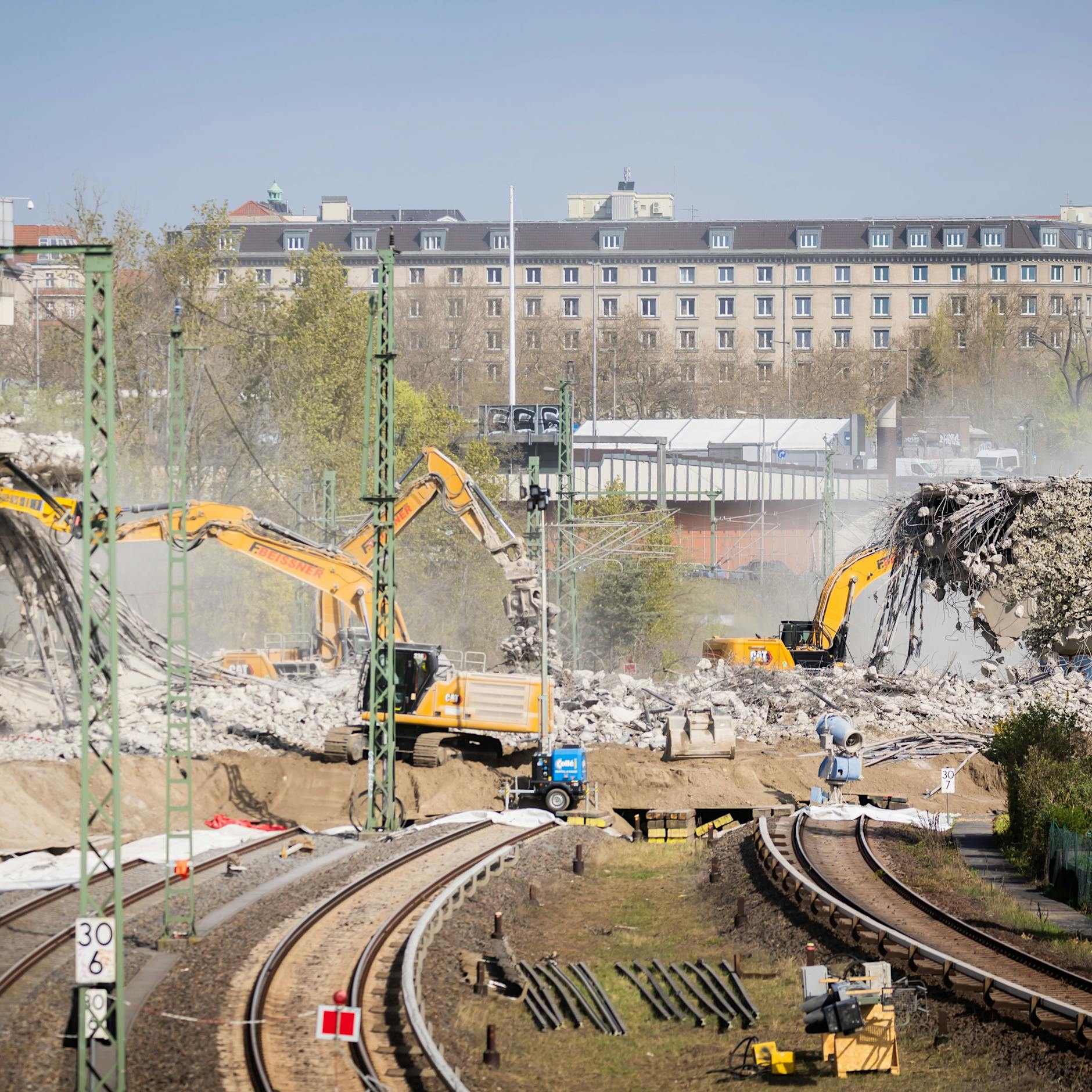 Erstes Brücken-Teil auf A100 weg: Fährt Ringbahn schon zu Ostern wieder?
