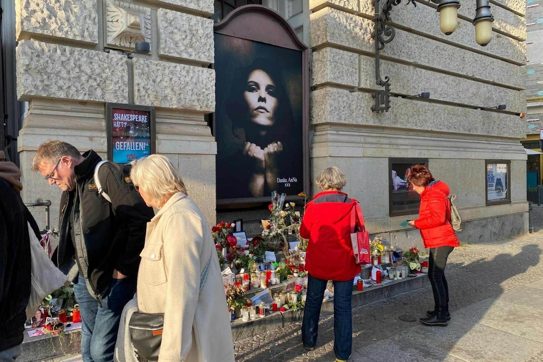 Der Gedenkaltar für den verstorbenen Rosenstolz-Star AnNa R. am Eingang des Theaters des Westens