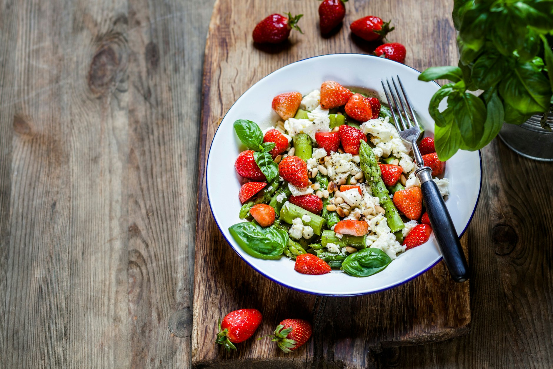 Die Salatvariante von Krümel-Spargel mit Erdbeeren, Ziegenkäse und Honig-Balsamico schmeckt himmlisch.