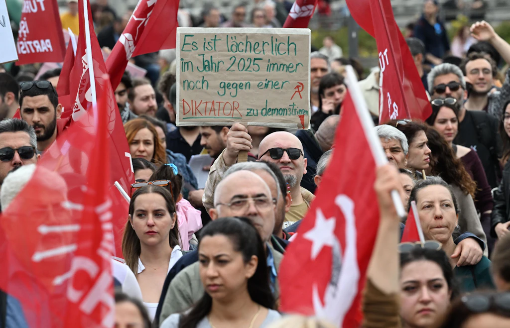 Alexanderplatz'da yüzlerce insan