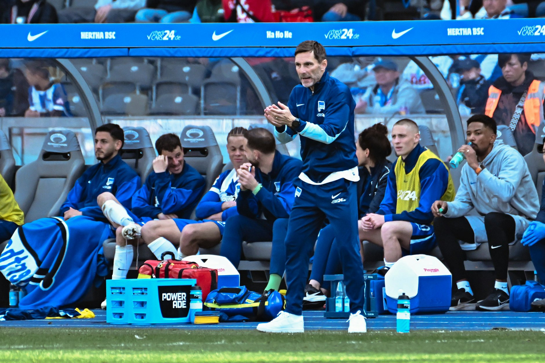 Herthas Trainer Stefan Leitl muss die blau-weißen Profis weiter antreiben, damit die Punktzahl am Ende für den Klassenerhalt reicht.