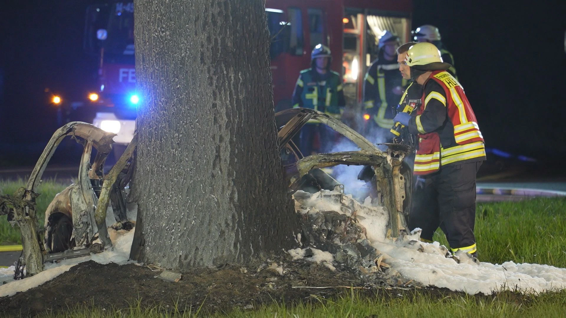 Der Feuerwehr blieb nur, den Porsche zu löschen und die Leichen der beiden 17-Jährigen aus dem Wrack des Sportwagens zu bergen.