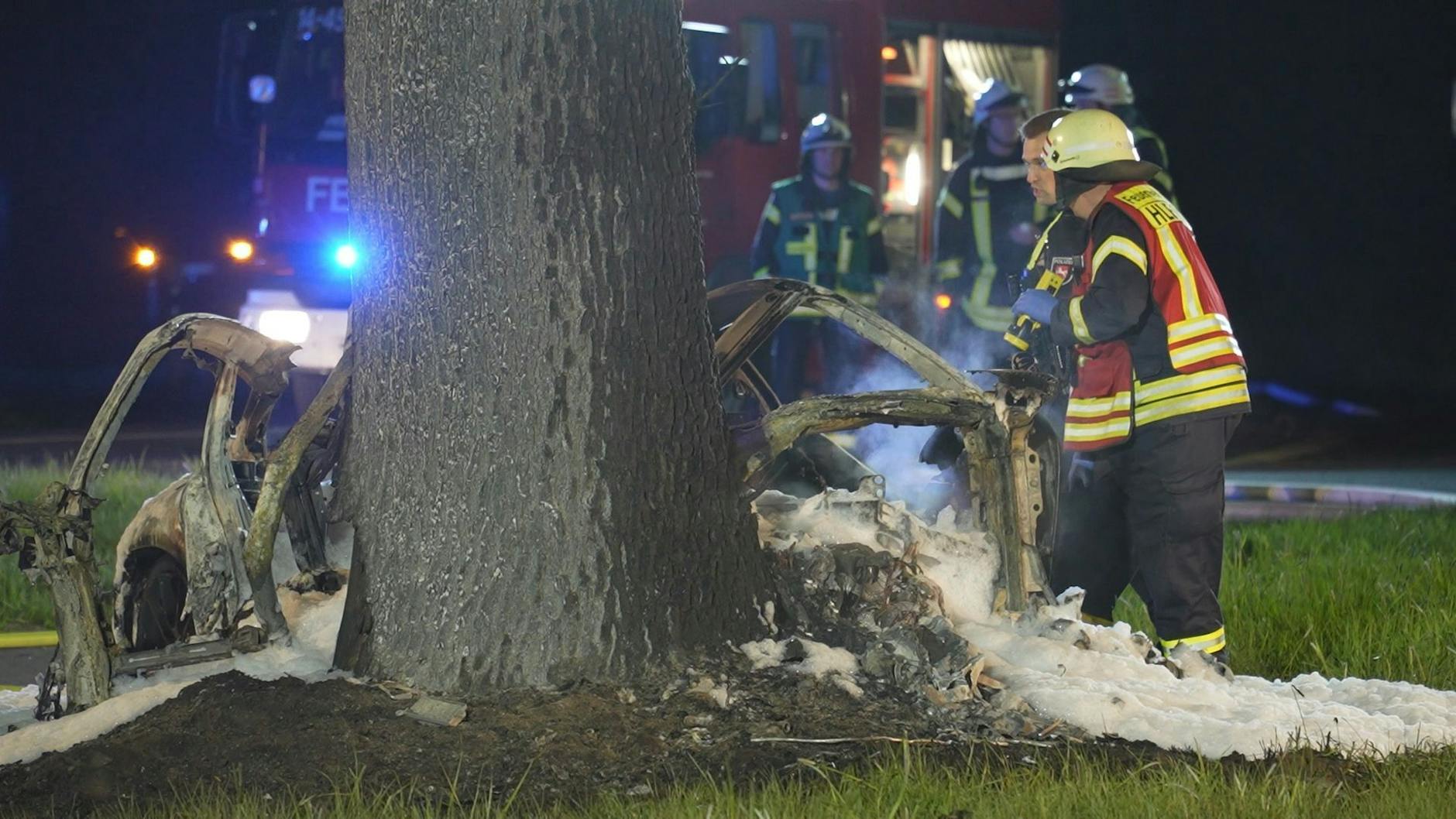 Der Feuerwehr blieb nur, den Porsche zu löschen und die Leichen der beiden 17-Jährigen aus dem Wrack des Sportwagens zu bergen.