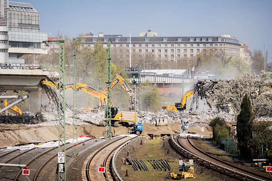 Es war einmal eine Autobahn: Die A100-Brücke über die Ringbahn ist teilweise nicht mehr da. In 17 Stunden wurde der Abschnitt, der über die Gleise am ICC hinwegführt, in kleine Stücke zerbrochen.