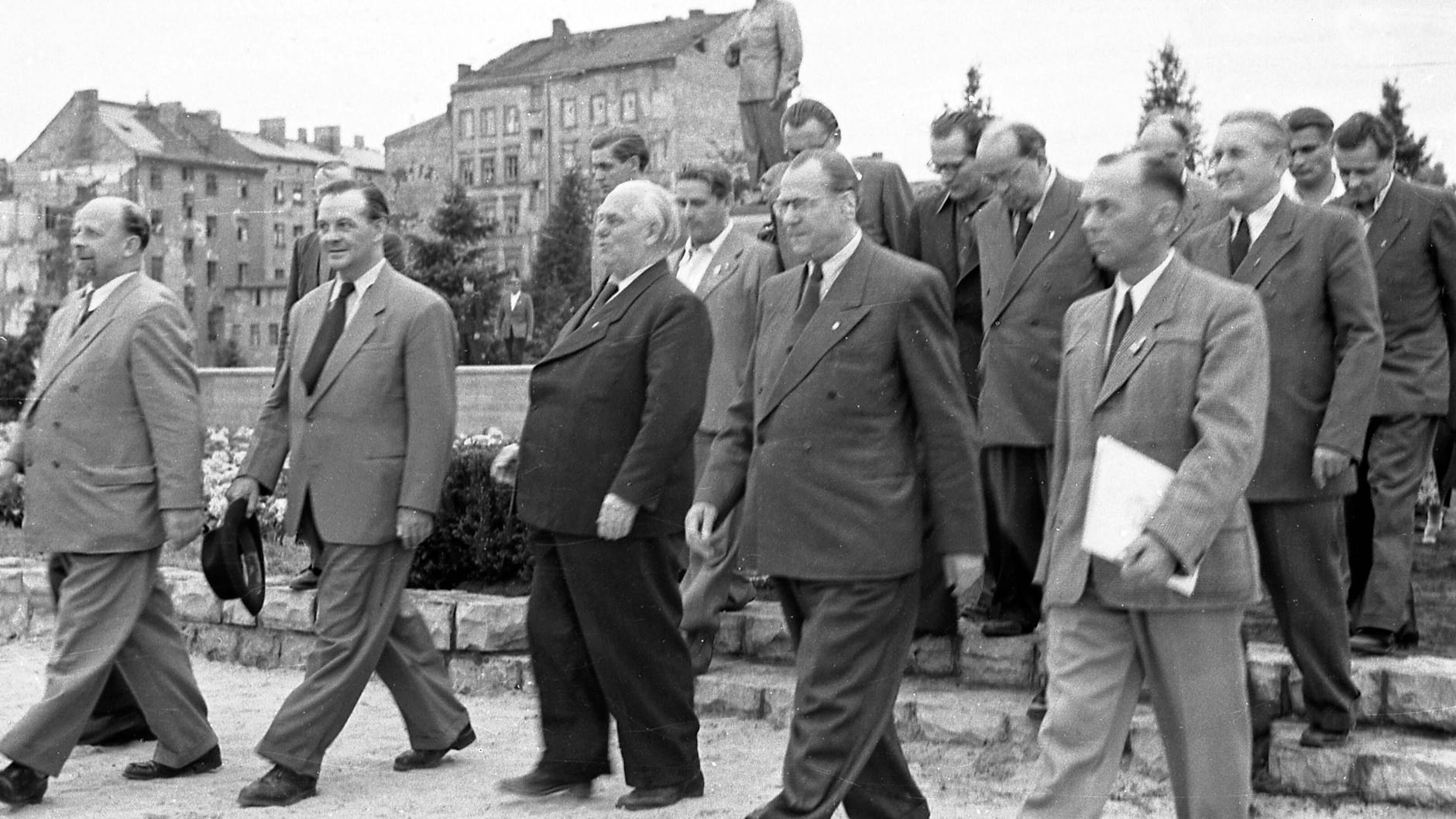 Walter Ulbricht (li.) und Wilhelm Pieck (Mitte) weihten 1951 das Stalin-Denkmal in der Stalinallee (heute Karl-Marx-Allee) ein.