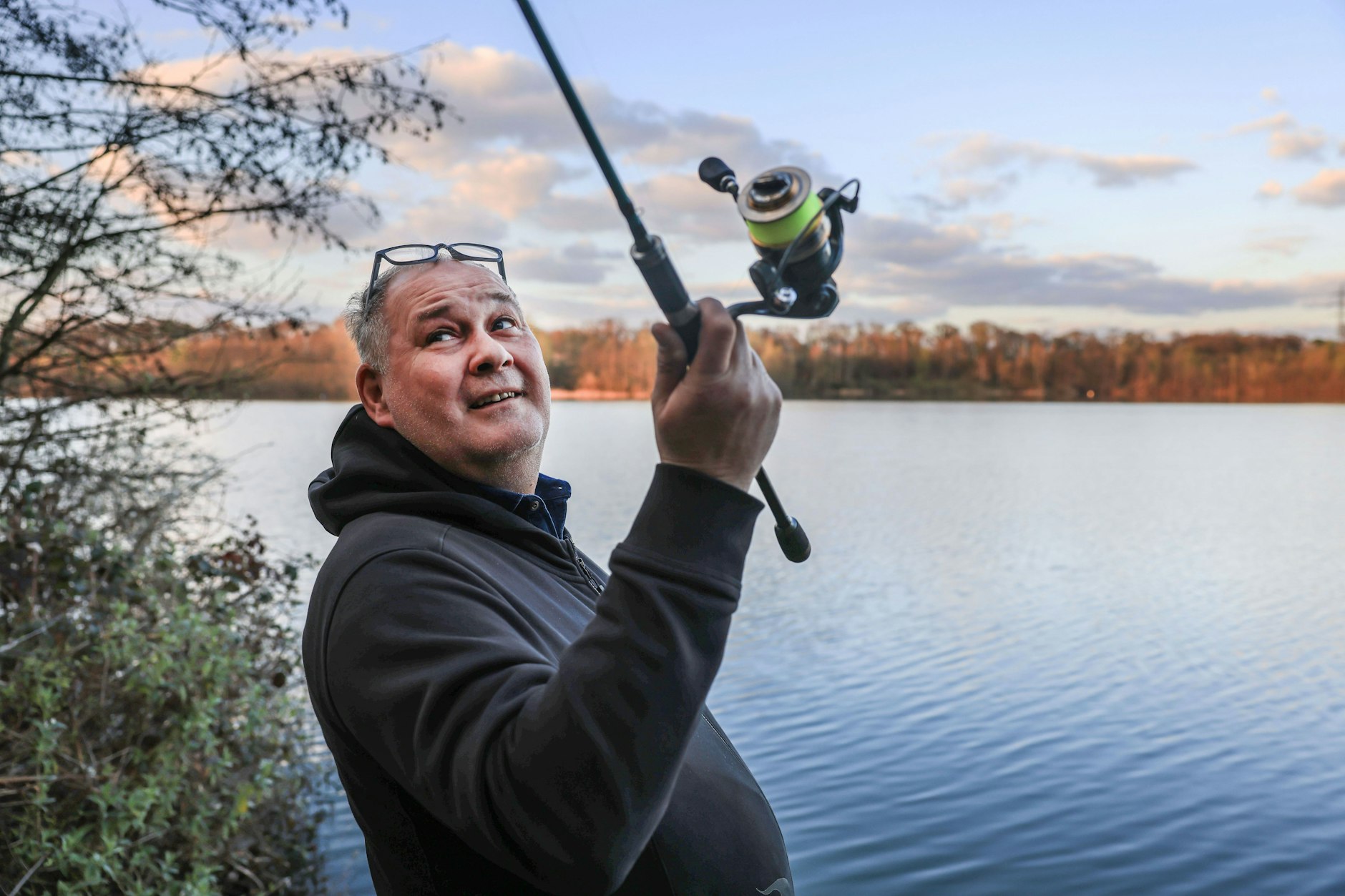 Angeln ist das Hobby von Walter "Waldi" Lehnertz. Hier wirft der „Bares für Rares“-Star die Angelan einem See in Pulheim aus.