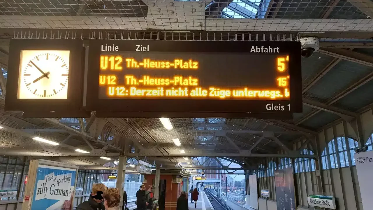 Lange Wartezeiten auf der U12: So zeigte es die Anzeigetafel in diesen Tagen auf dem U-Bahnhof Warschauer Straße ab.